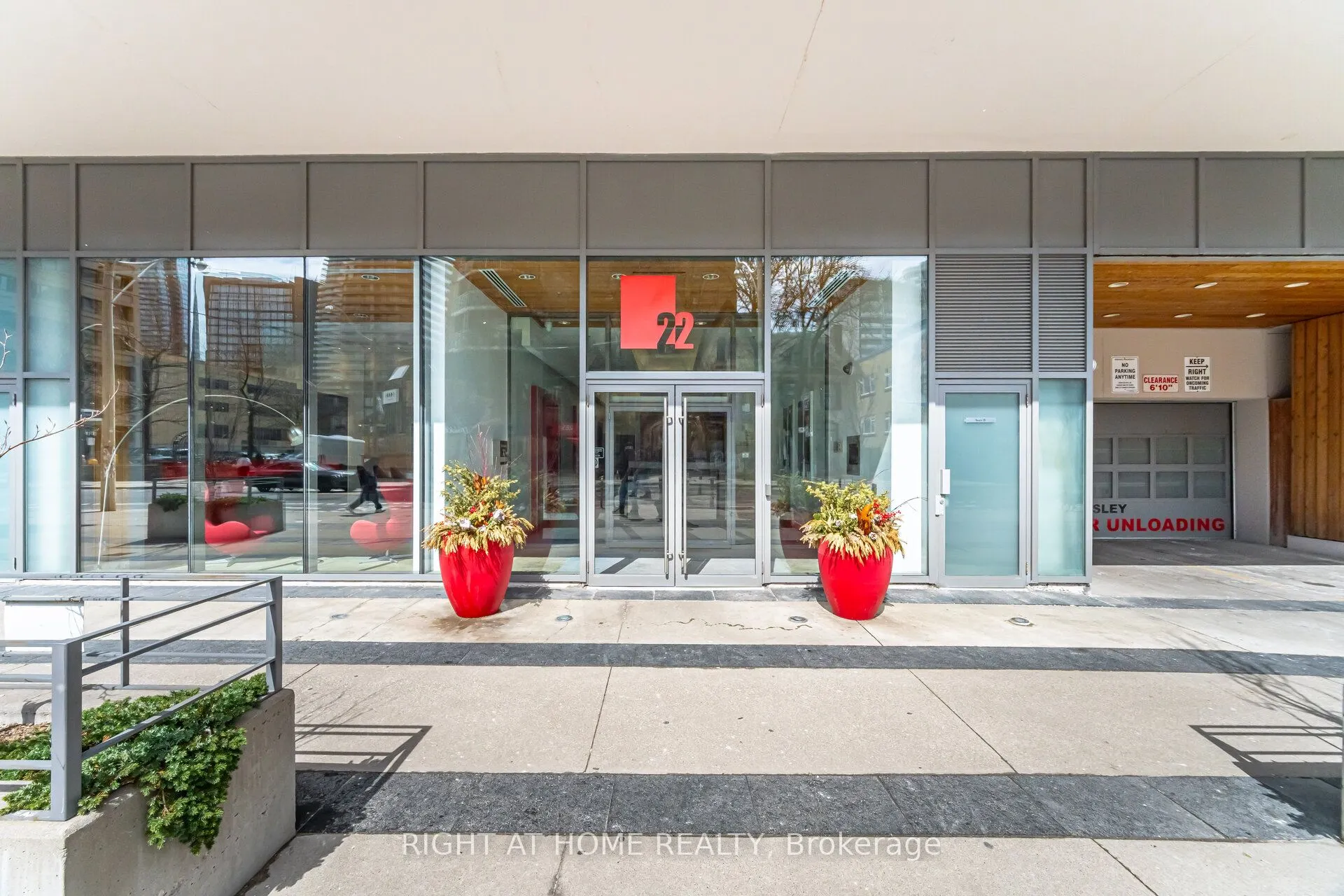 22 Wellesley Street E, #605