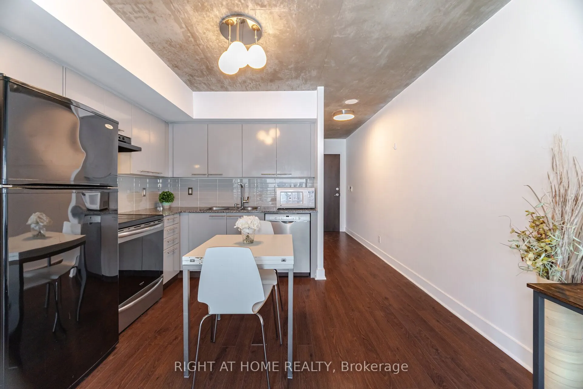 22 Wellesley Street E, #605