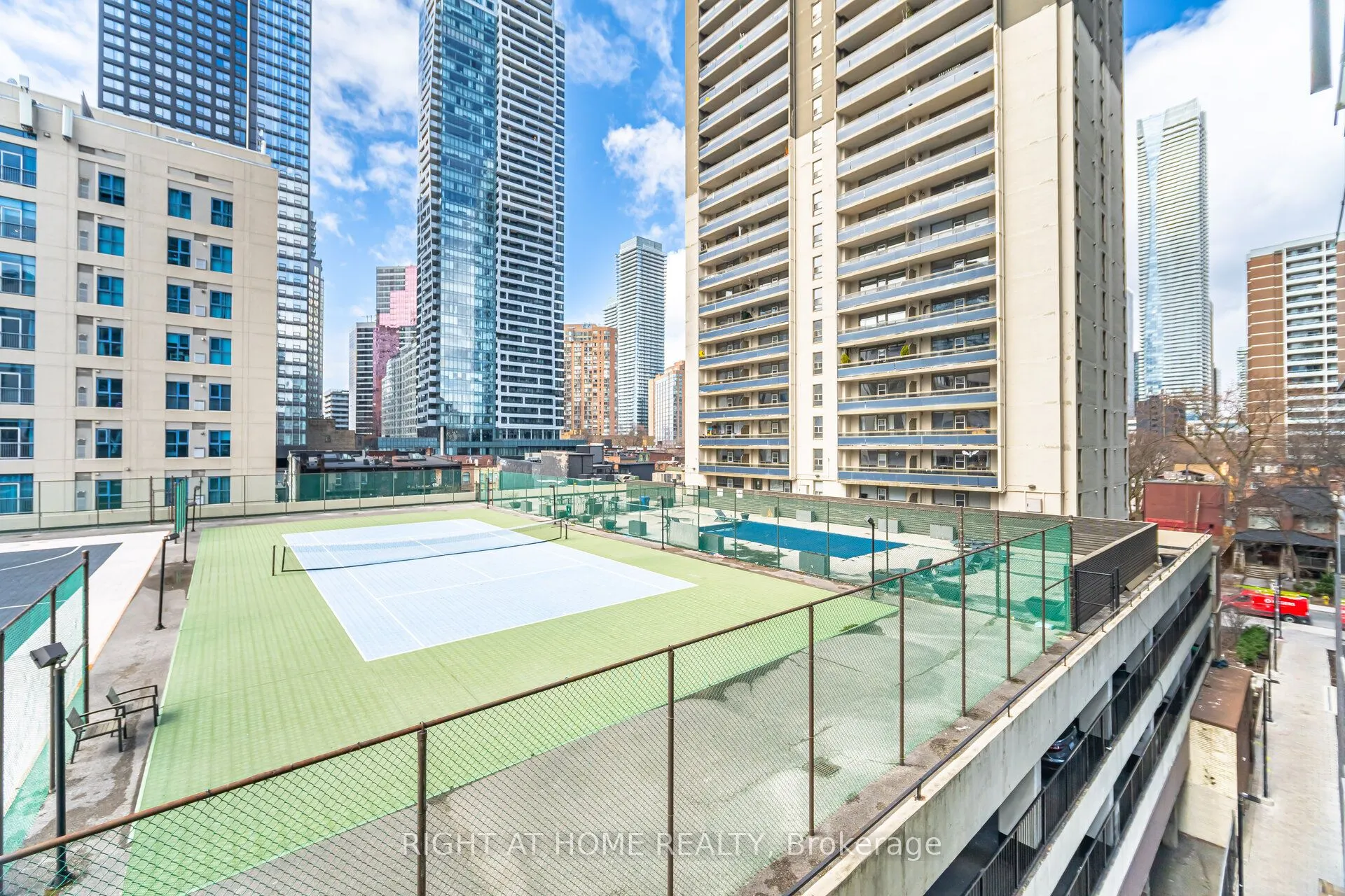 22 Wellesley Street E, #605
