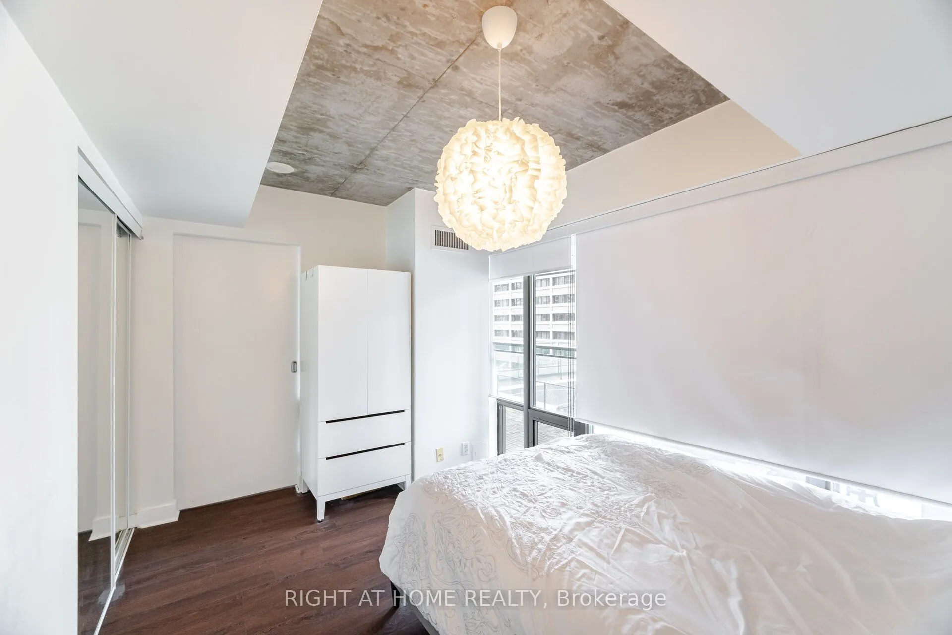 22 Wellesley Street E, #605