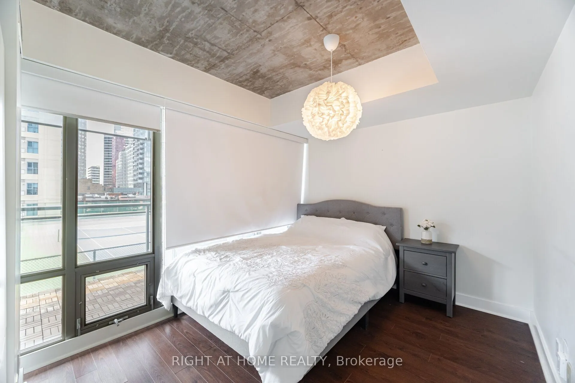 22 Wellesley Street E, #605