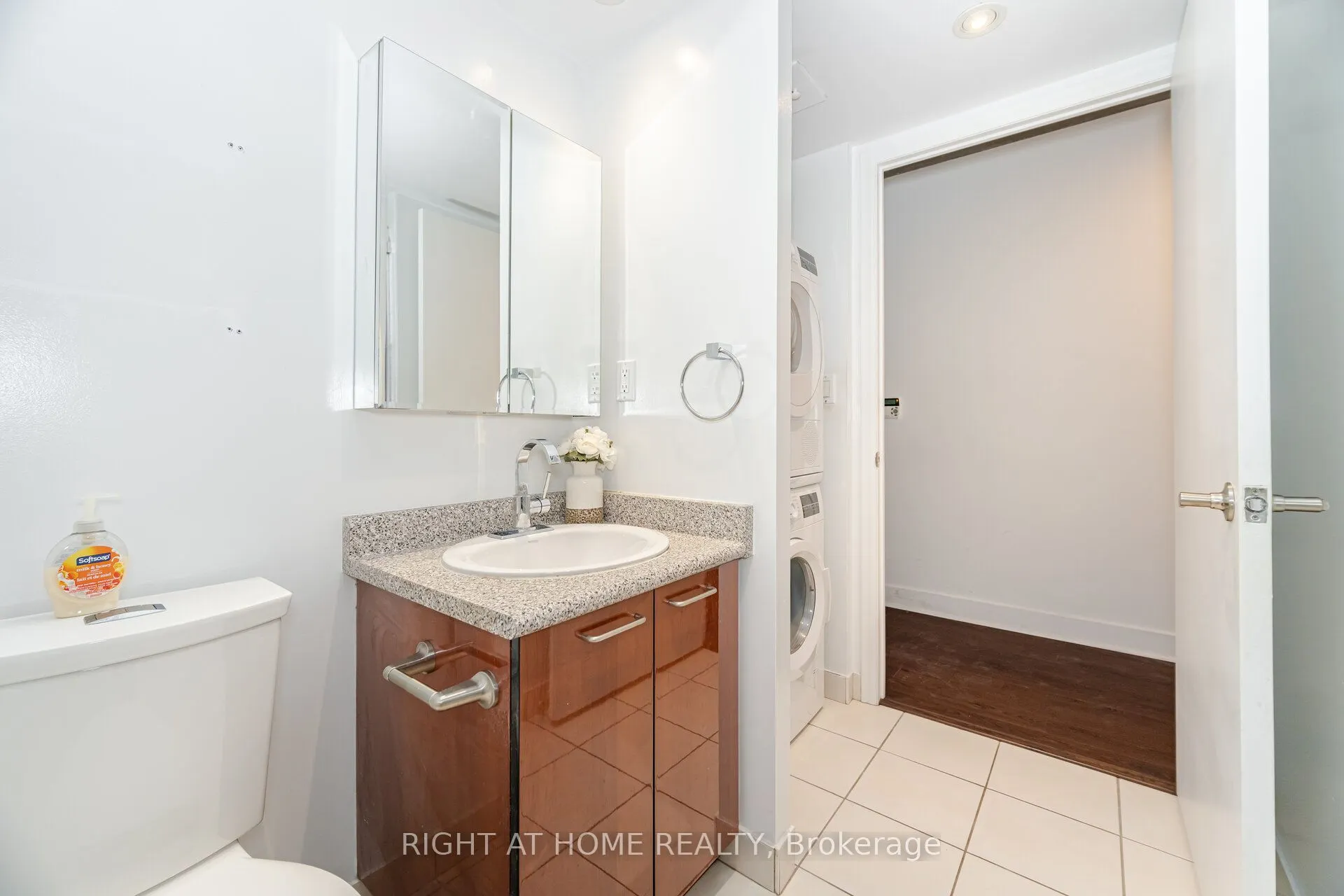 22 Wellesley Street E, #605