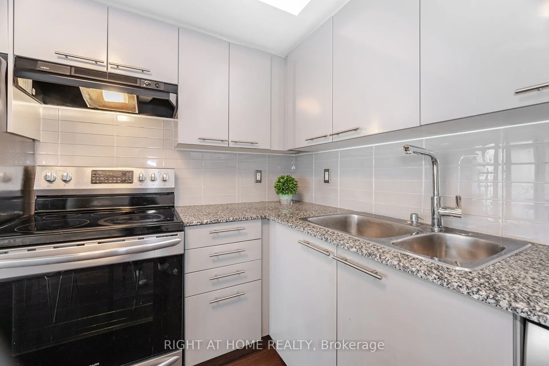 22 Wellesley Street E, #605