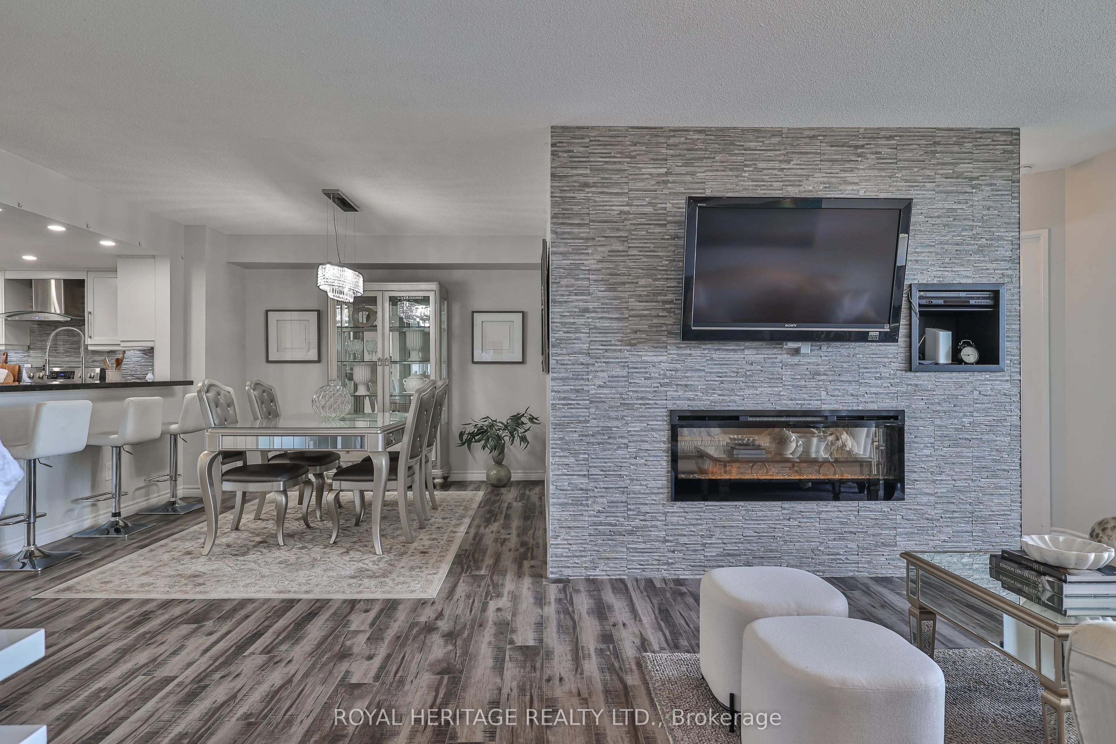 10 Torresdale Avenue, #806