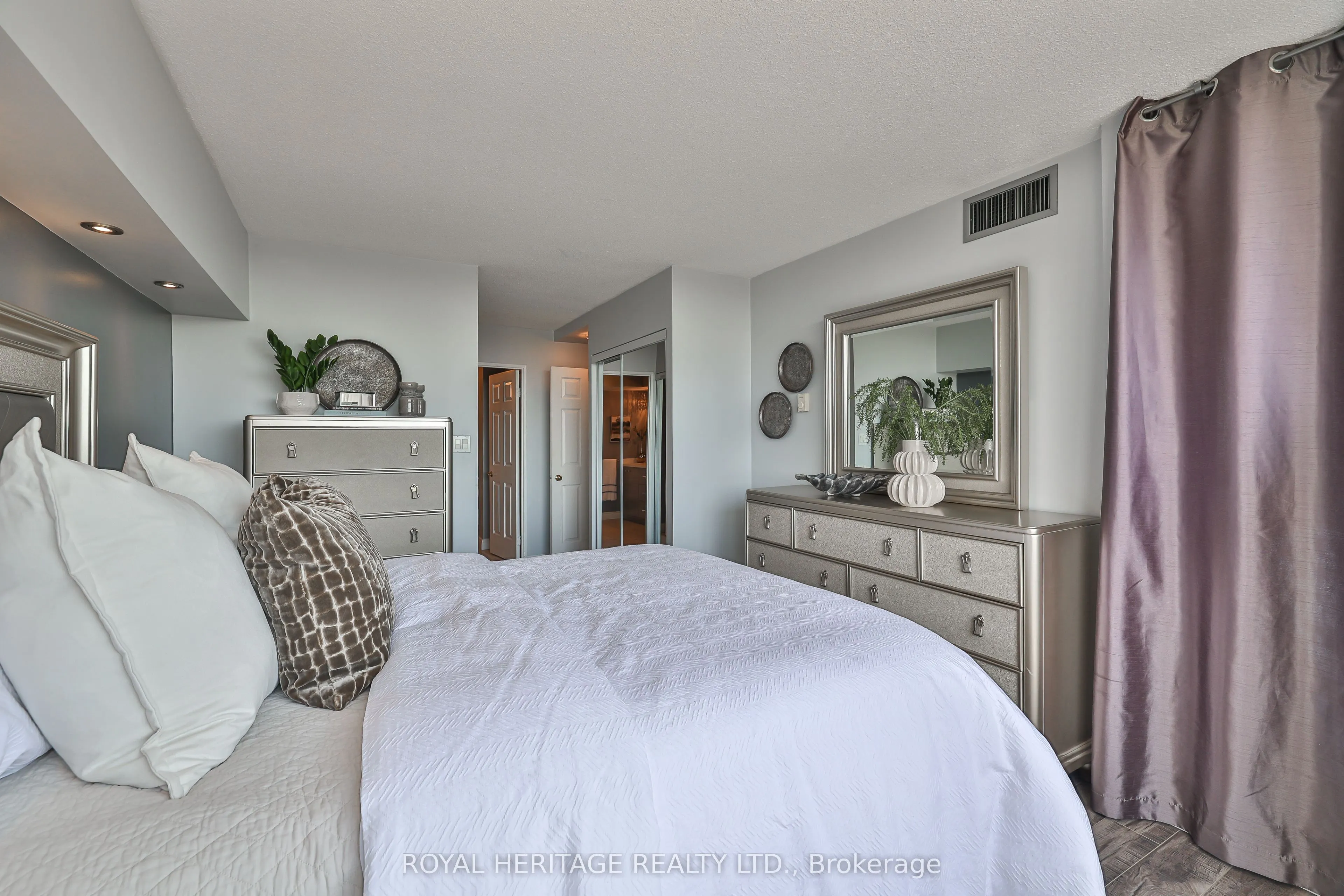 10 Torresdale Avenue, #806