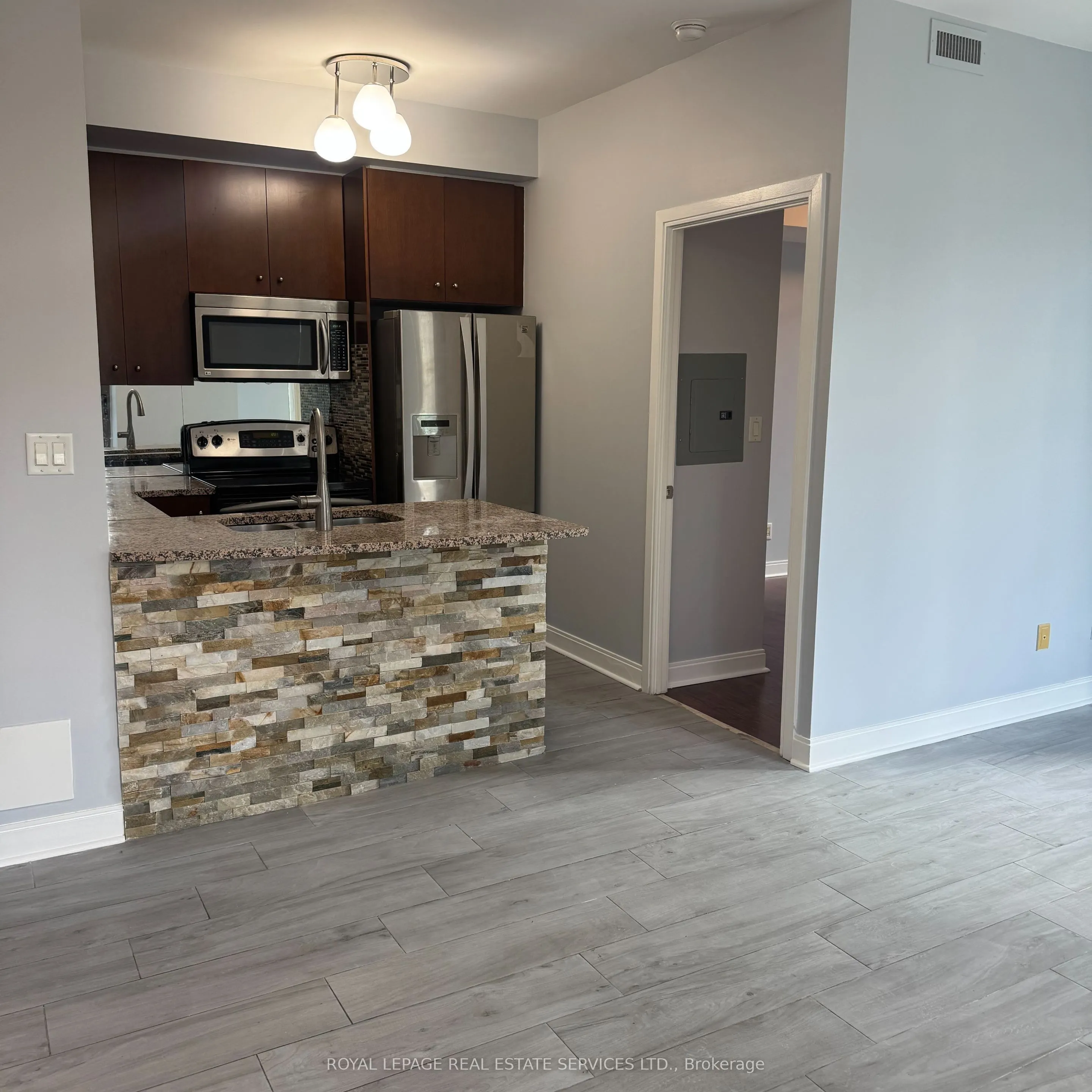 18 Yorkville Avenue, #405