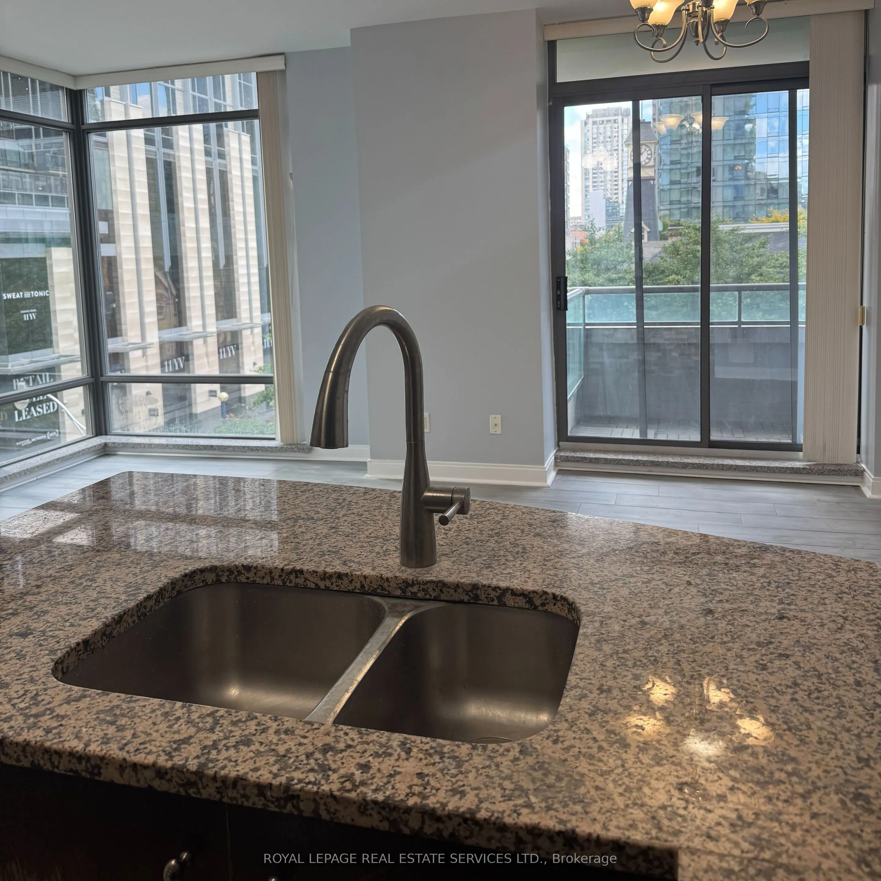 18 Yorkville Avenue, #405