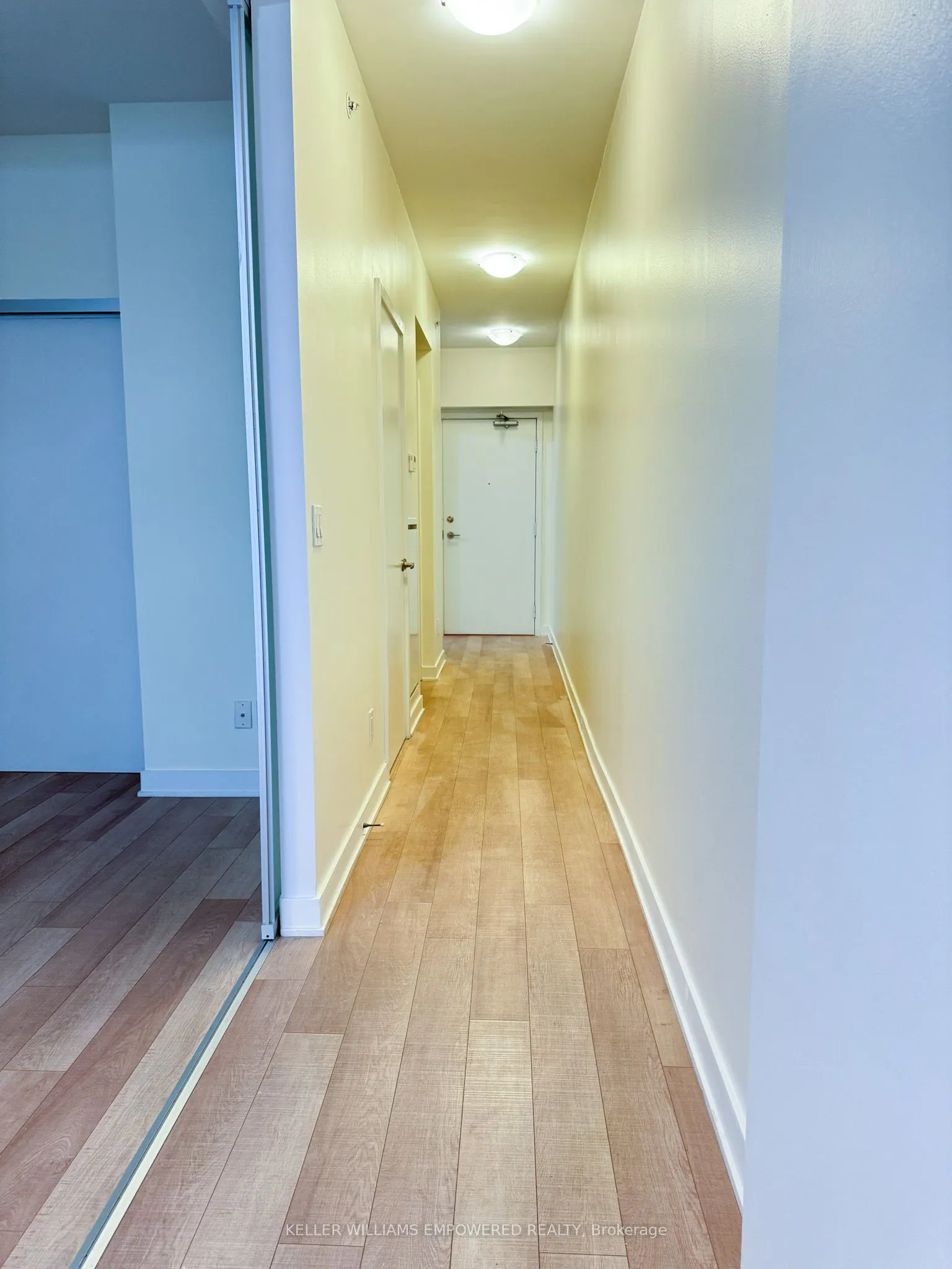 210 Simcoe Street, #406