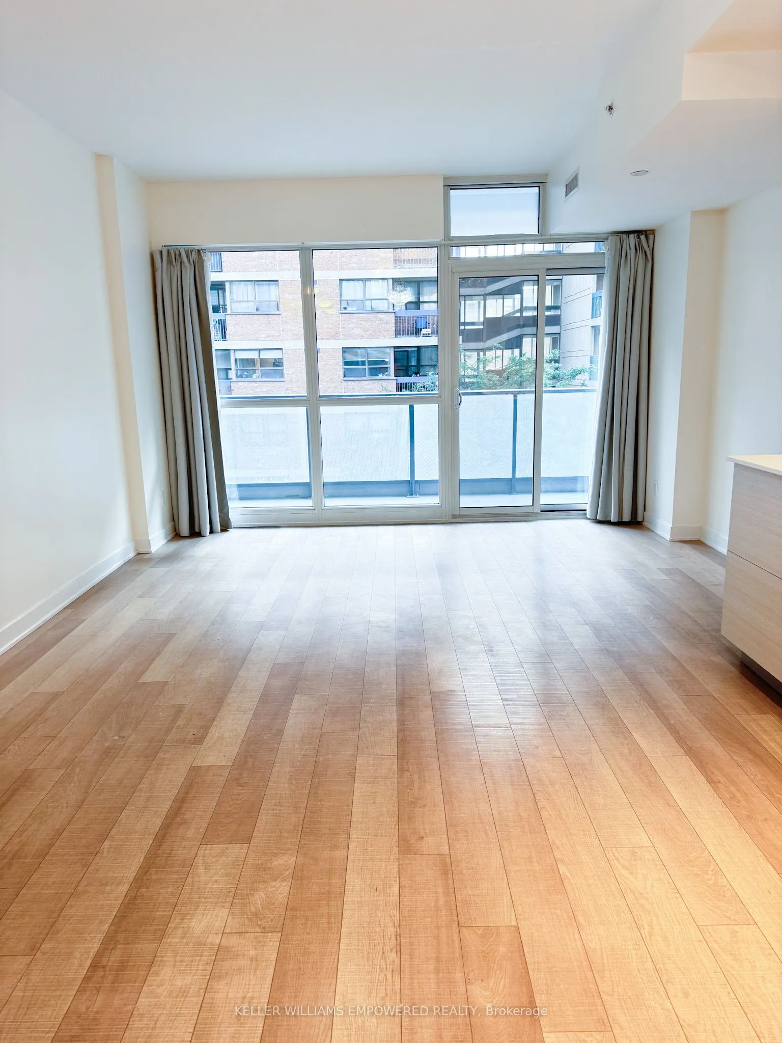 210 Simcoe Street, #406
