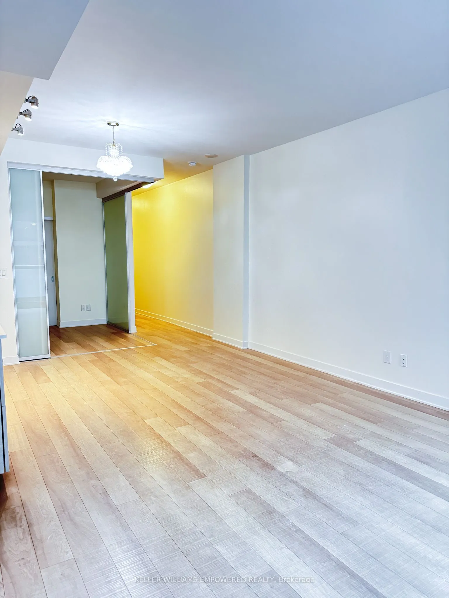 210 Simcoe Street, #406