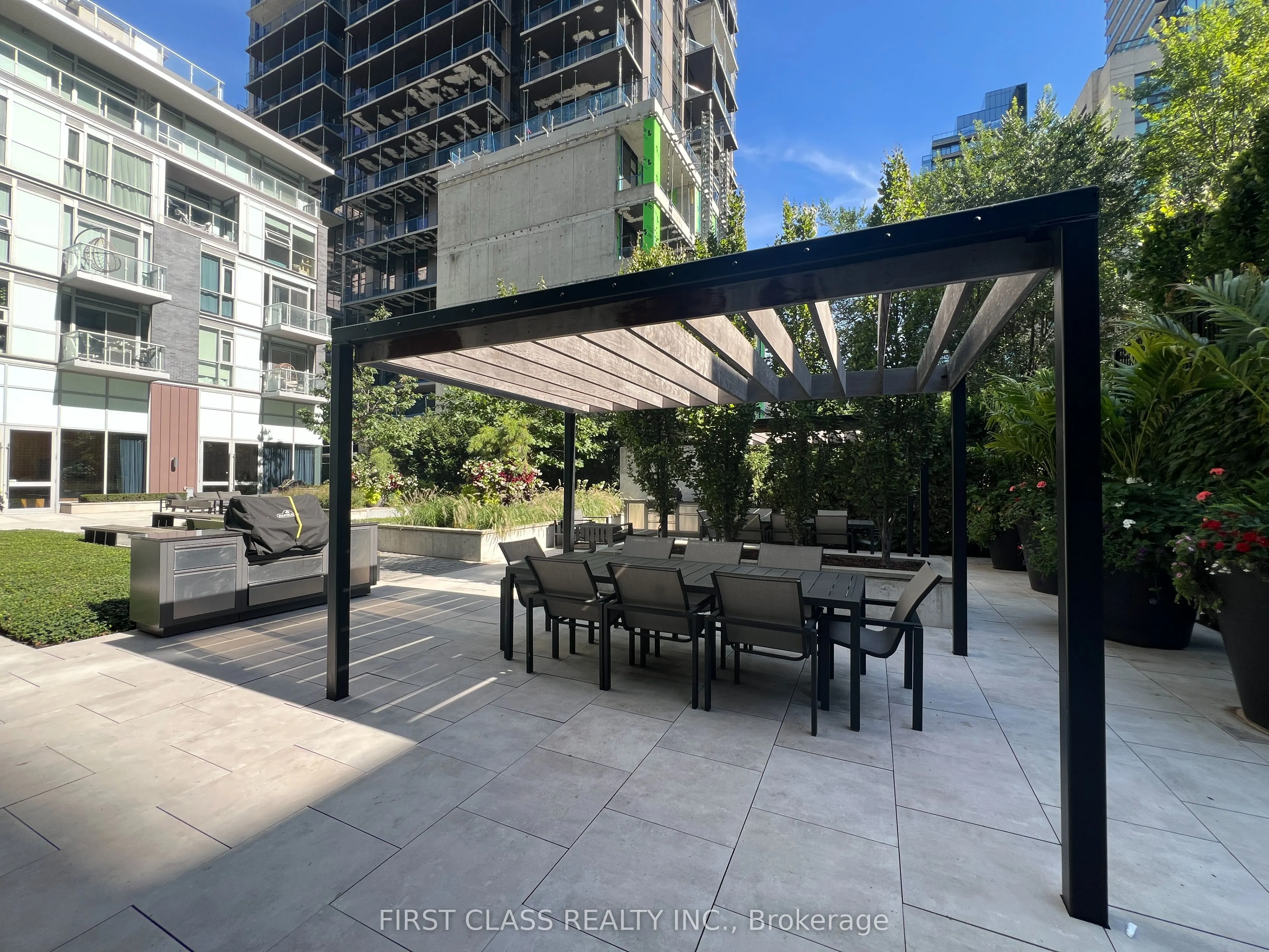 101 Erskine Avenue, #806