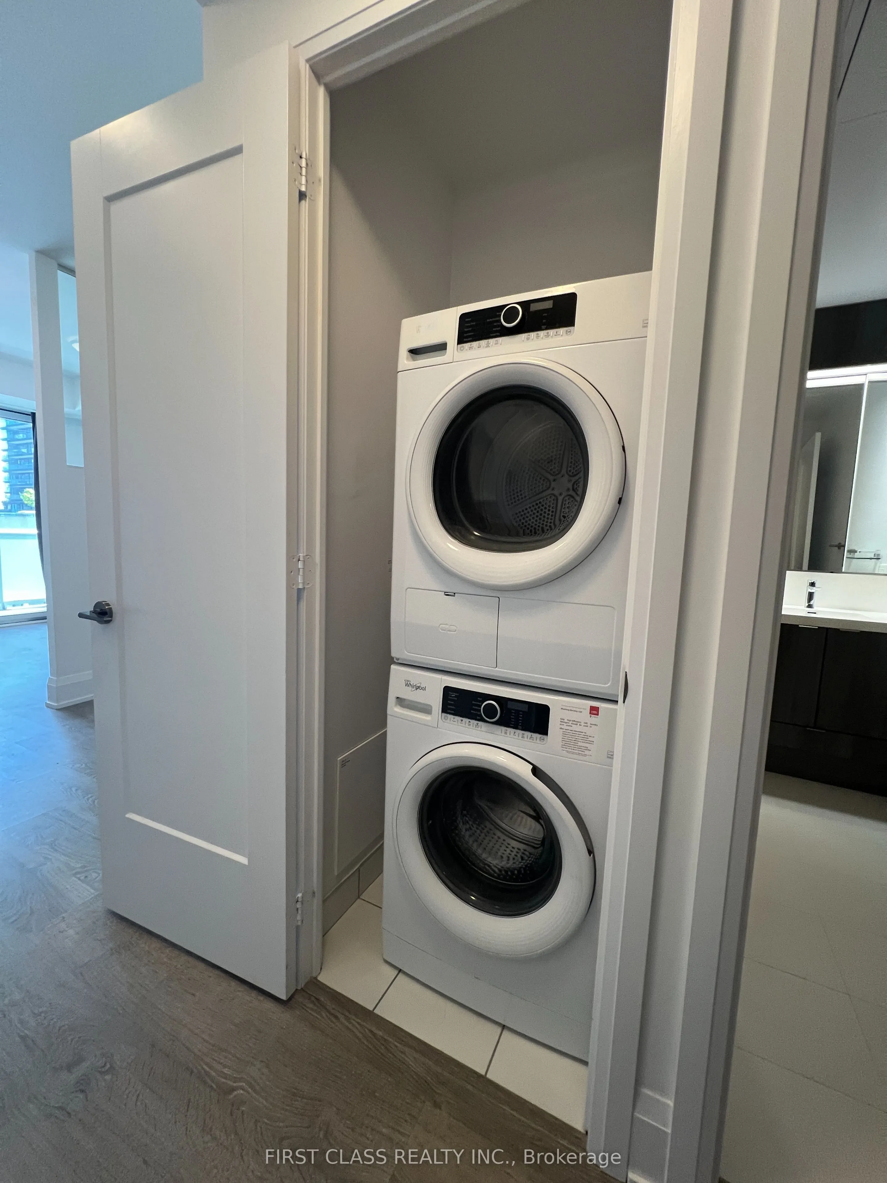 101 Erskine Avenue, #806