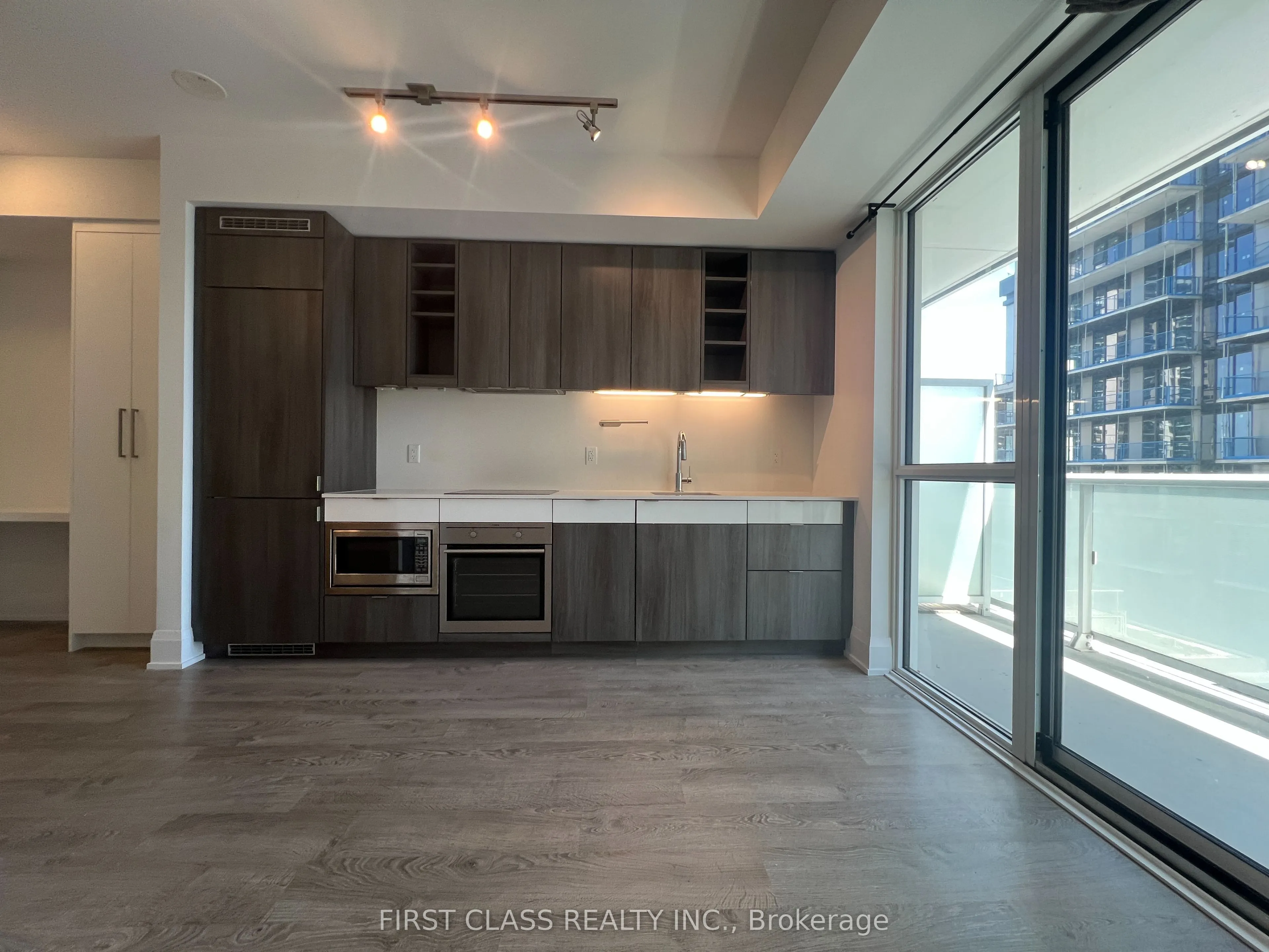 101 Erskine Avenue, #806