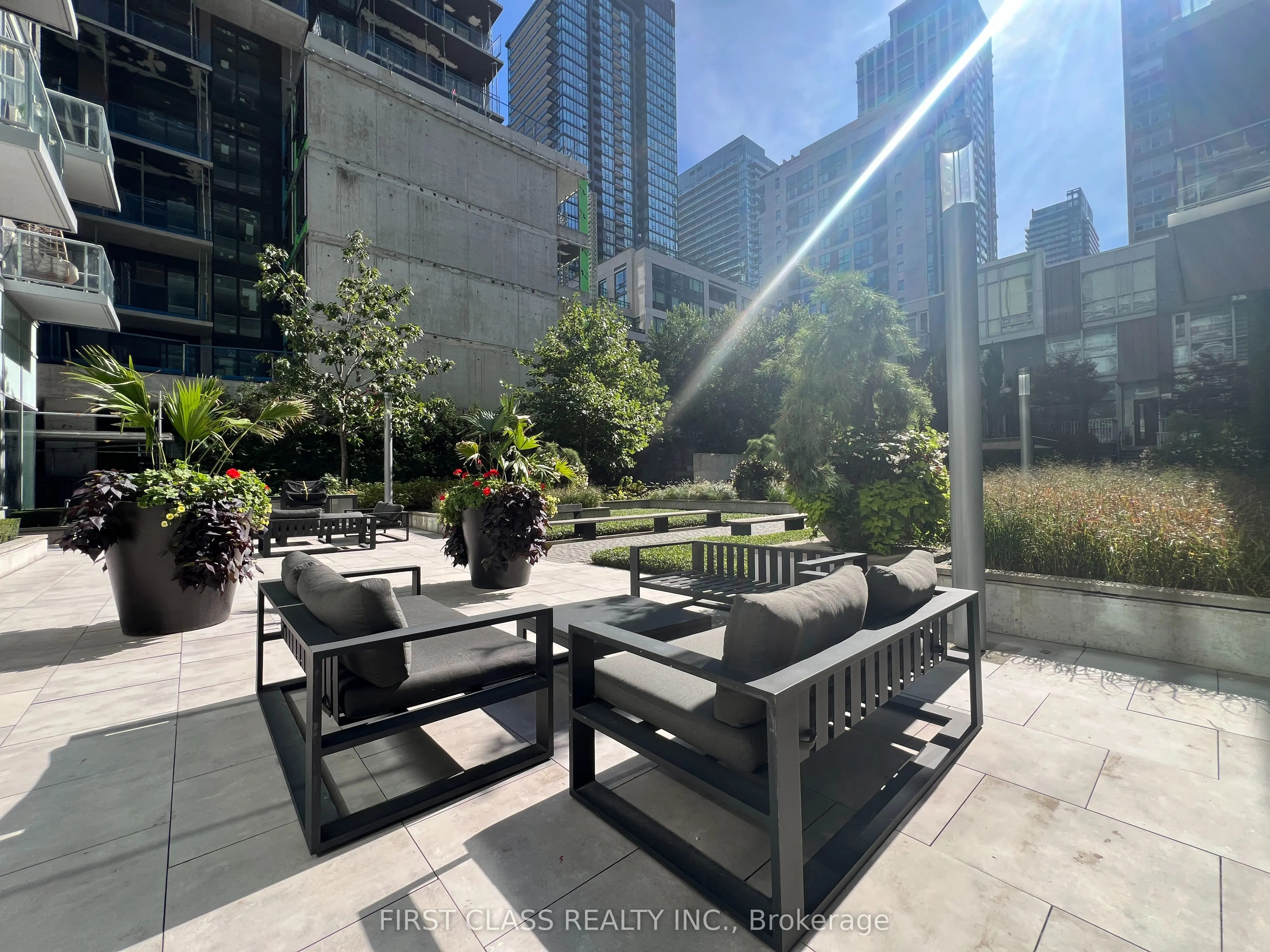 101 Erskine Avenue, #806
