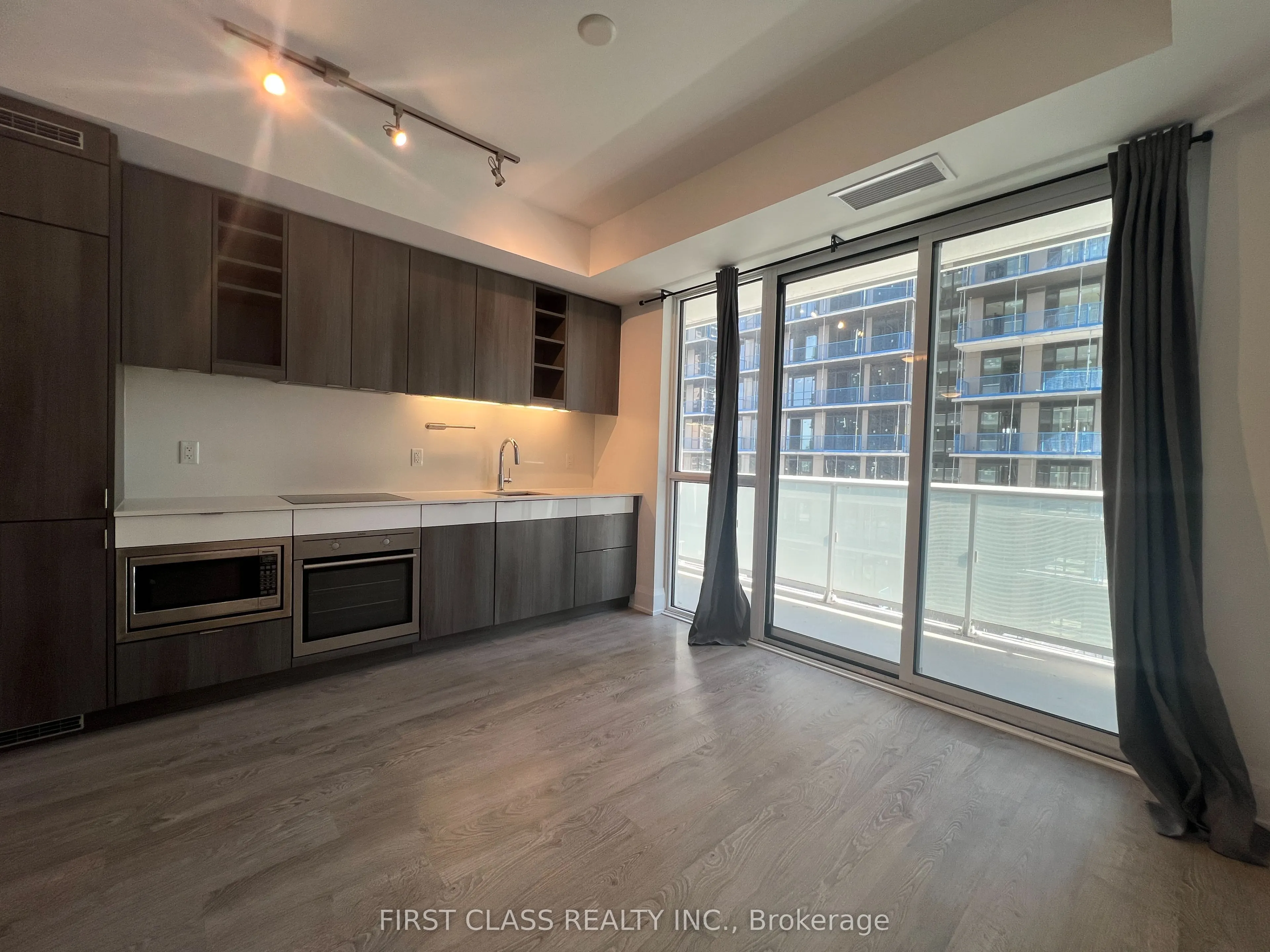 101 Erskine Avenue, #806