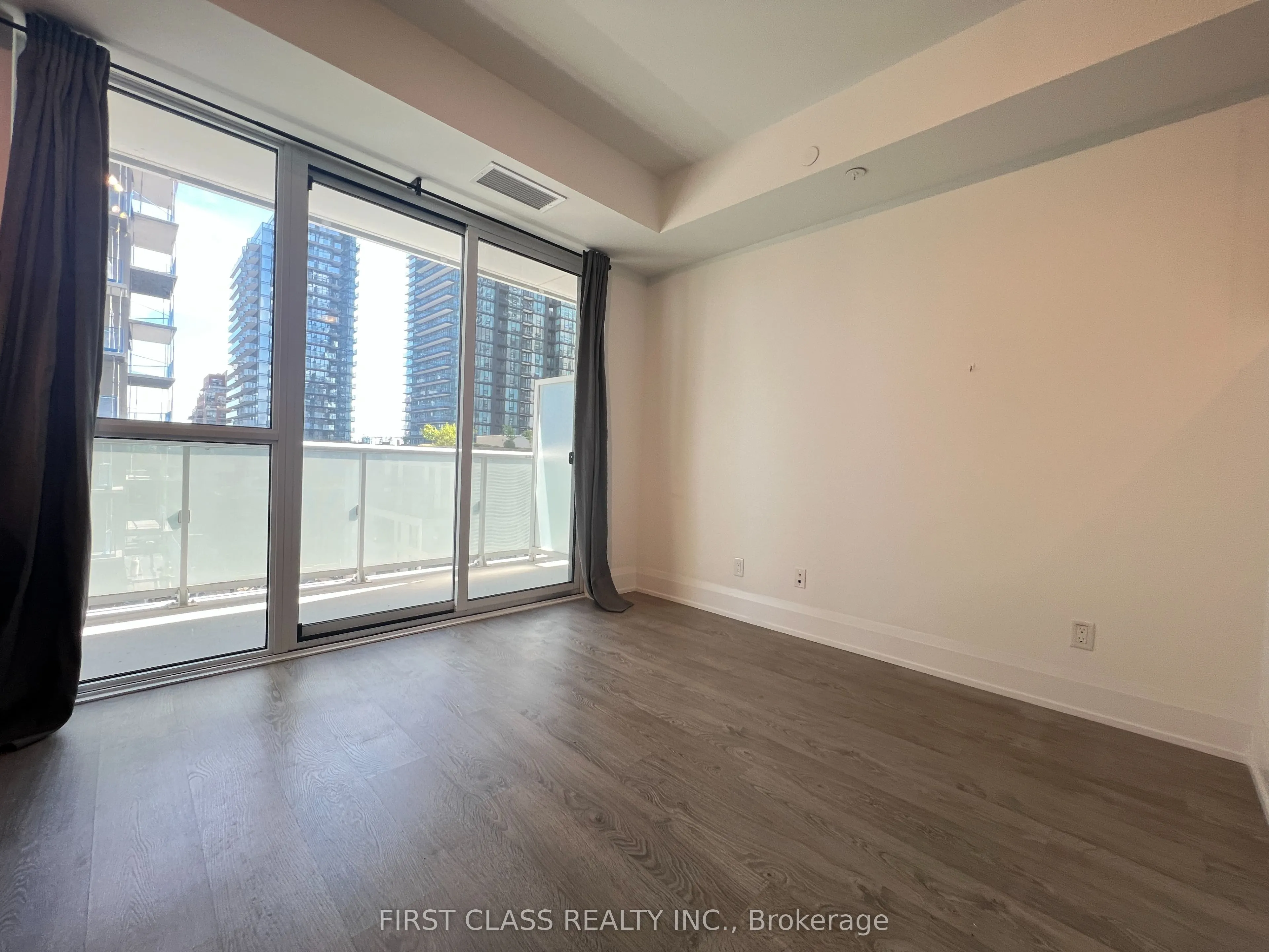 101 Erskine Avenue, #806