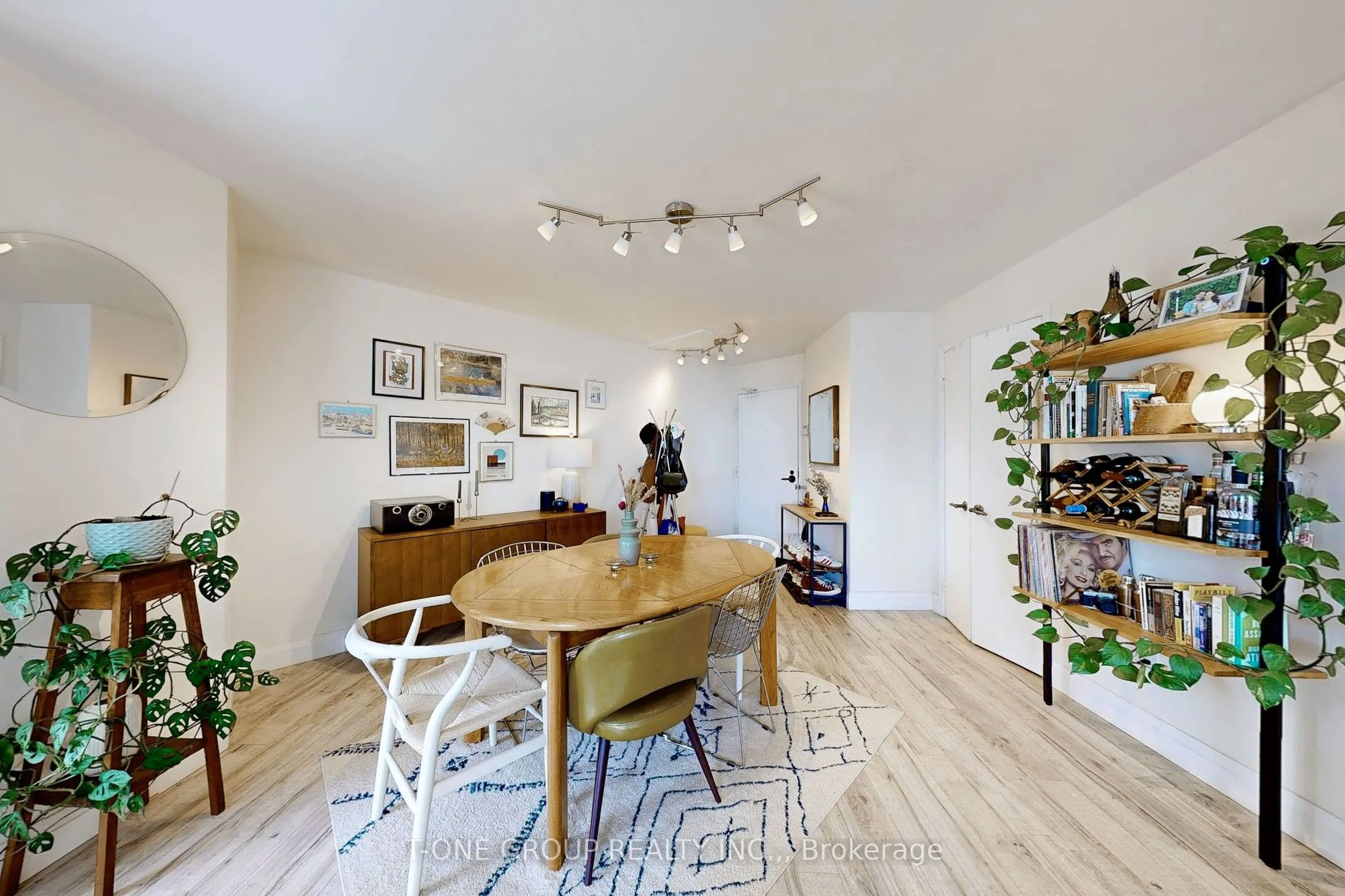 25 Maitland Street, #1212
