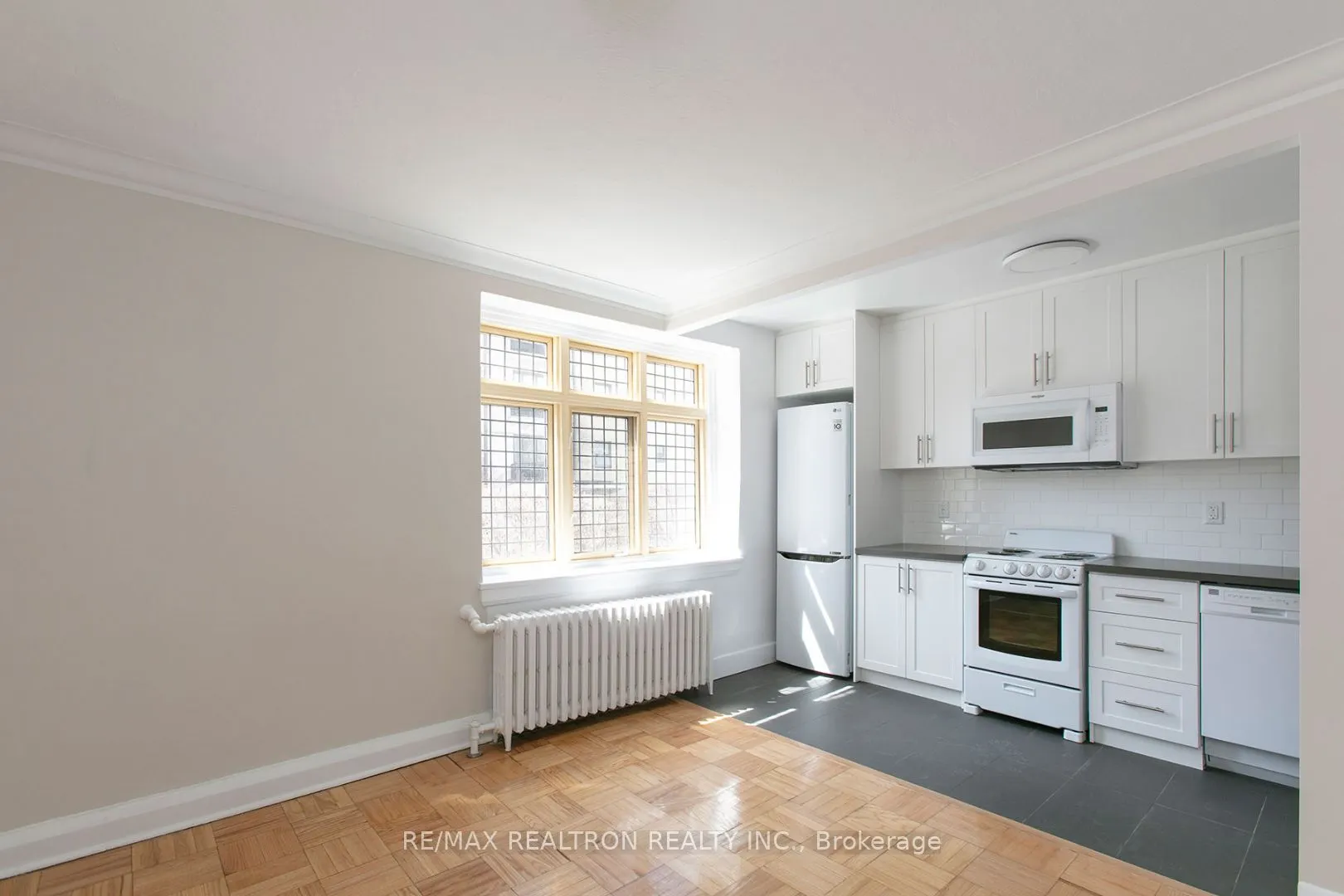 396 Avenue Road, #418