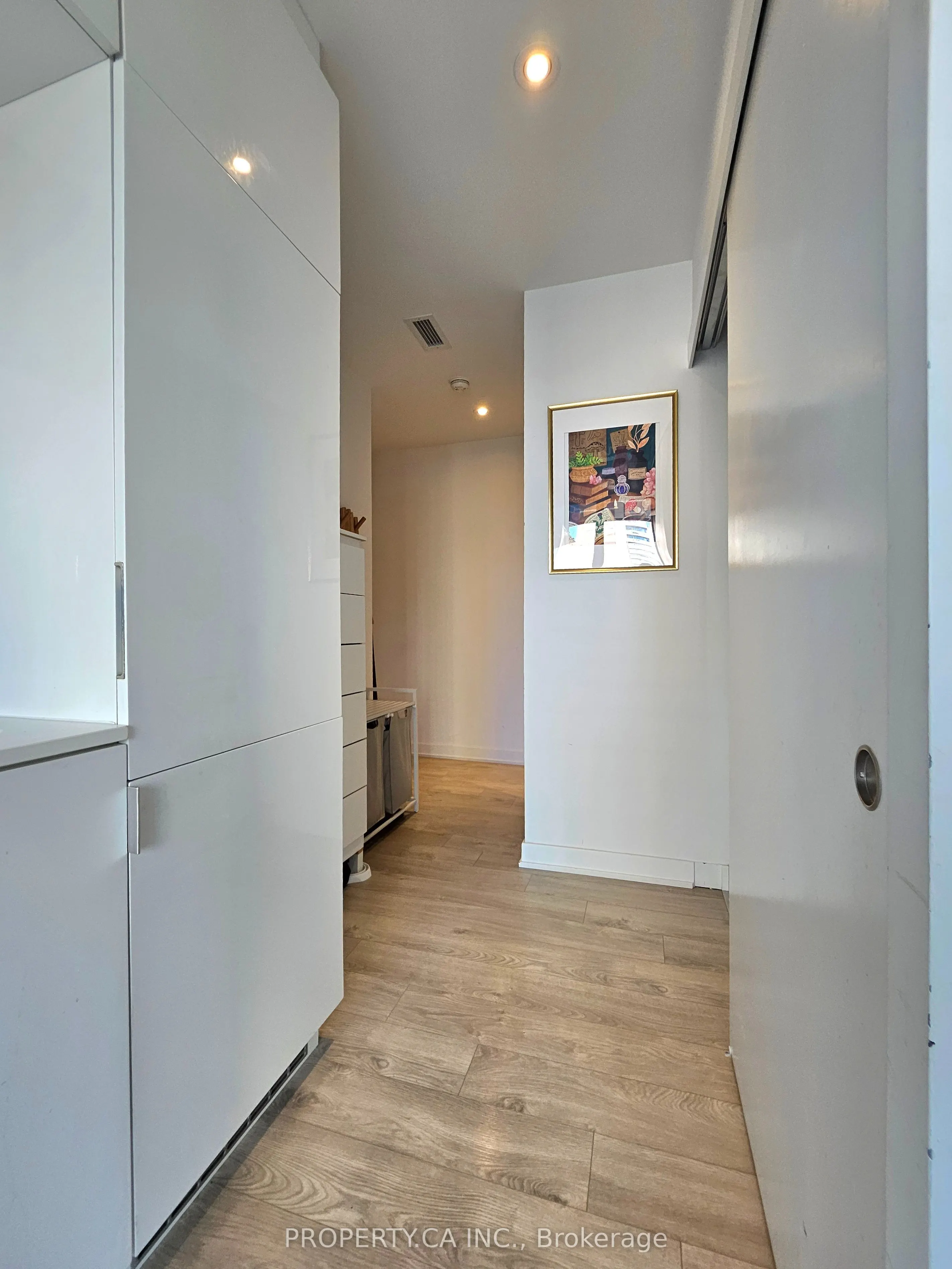 185 Roehampton Avenue, #803