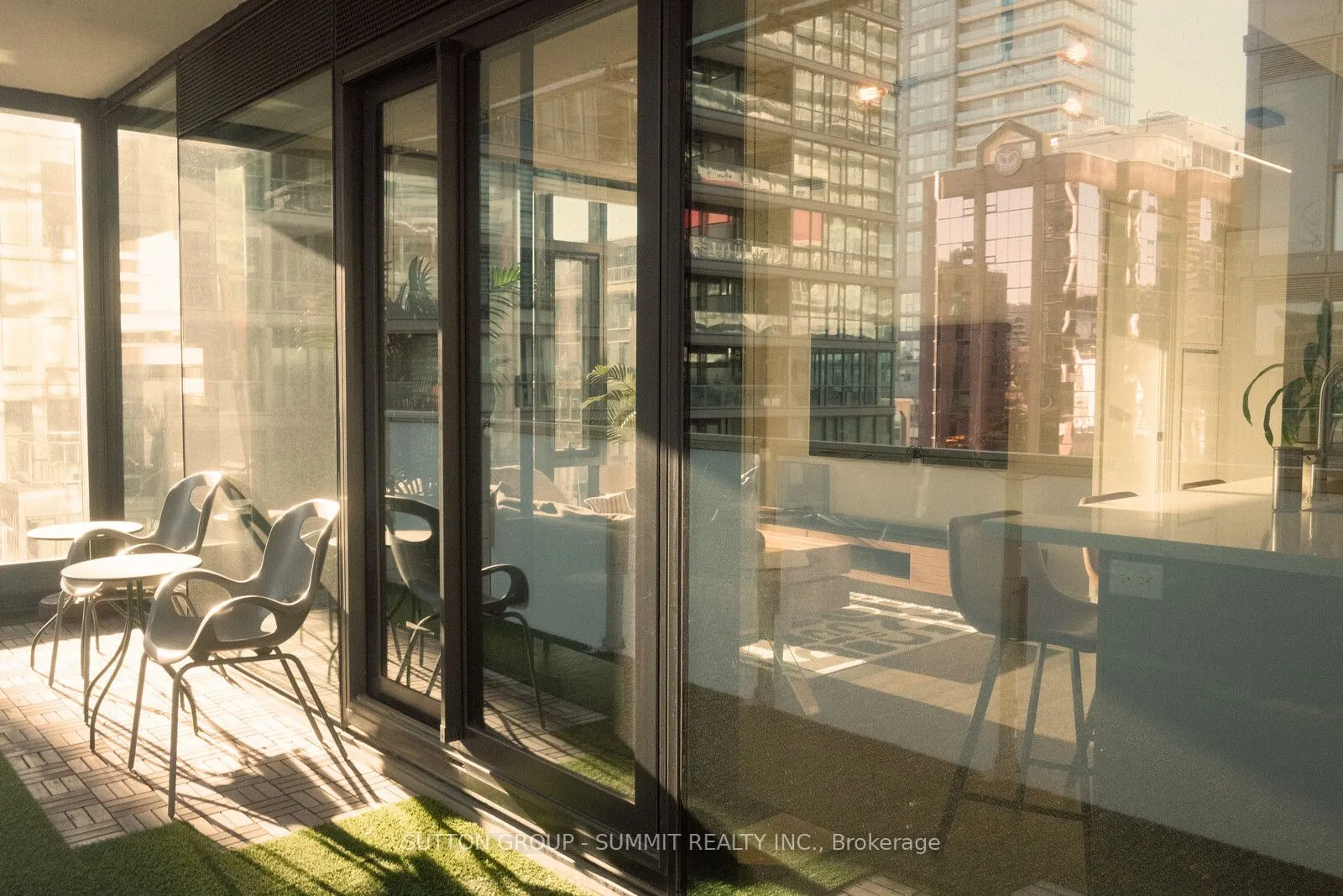 11 Charlotte Street, #902