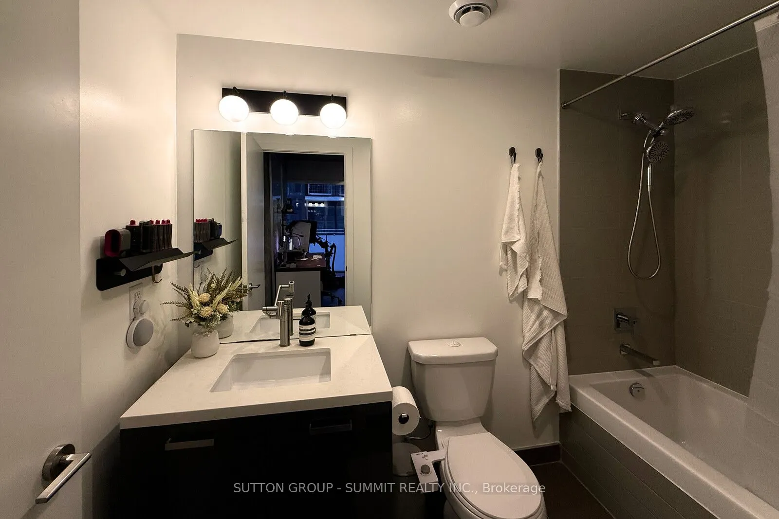 11 Charlotte Street, #902