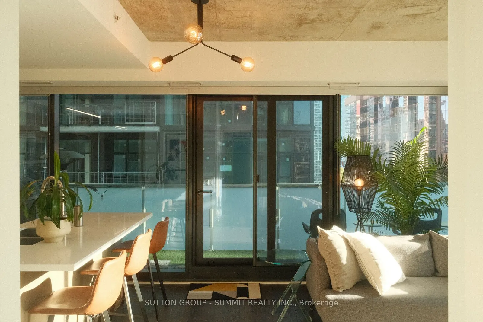 11 Charlotte Street, #902