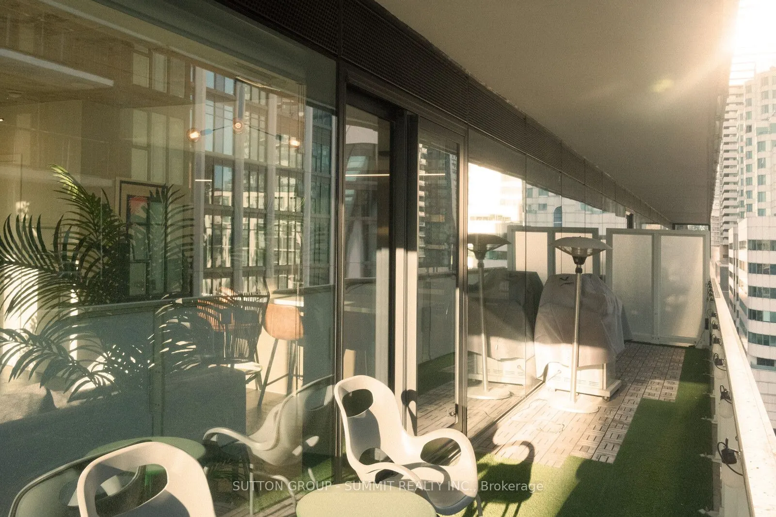 11 Charlotte Street, #902