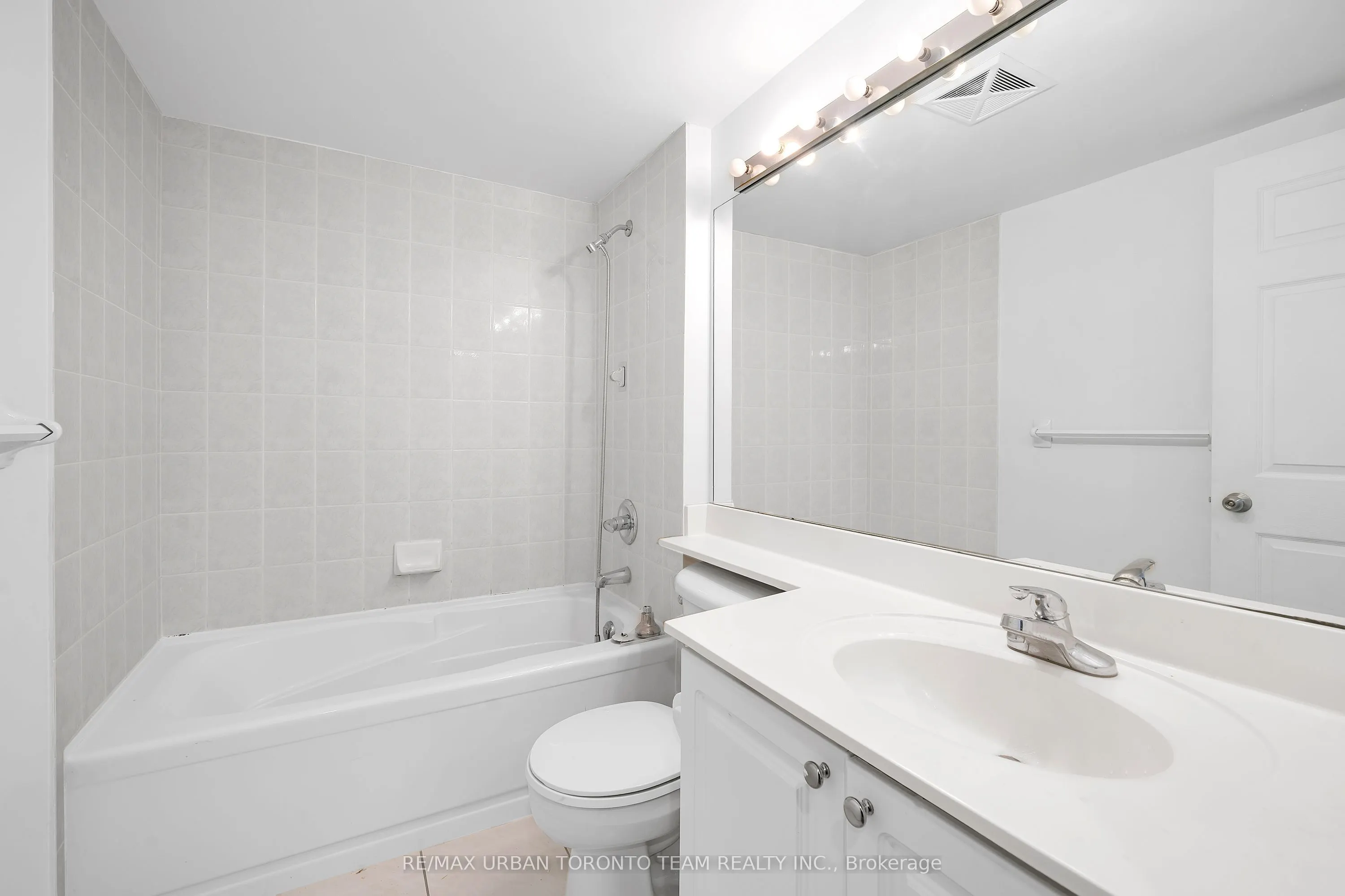35 Finch Avenue E, #308