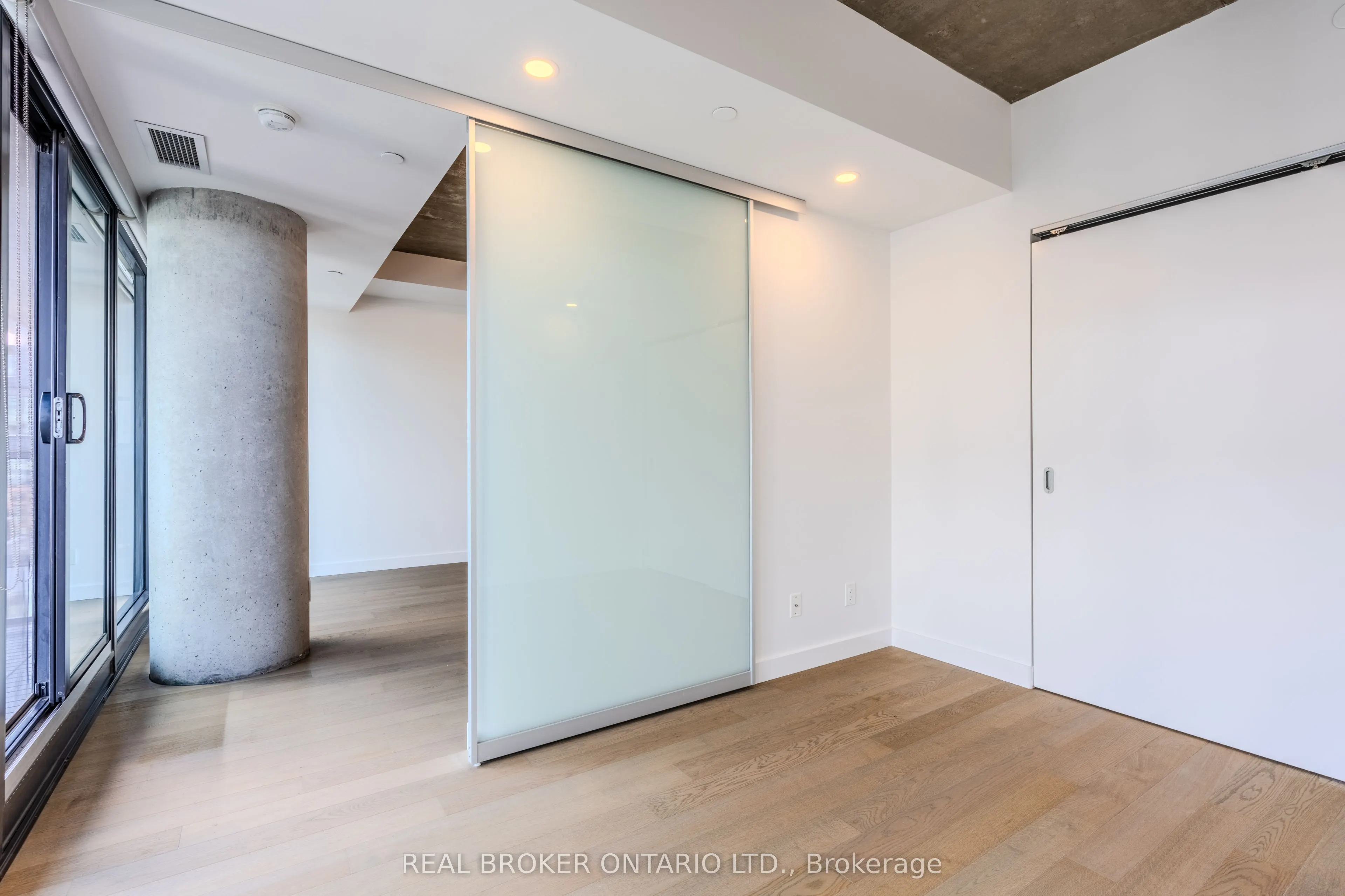 111 Bathurst Street, #1411