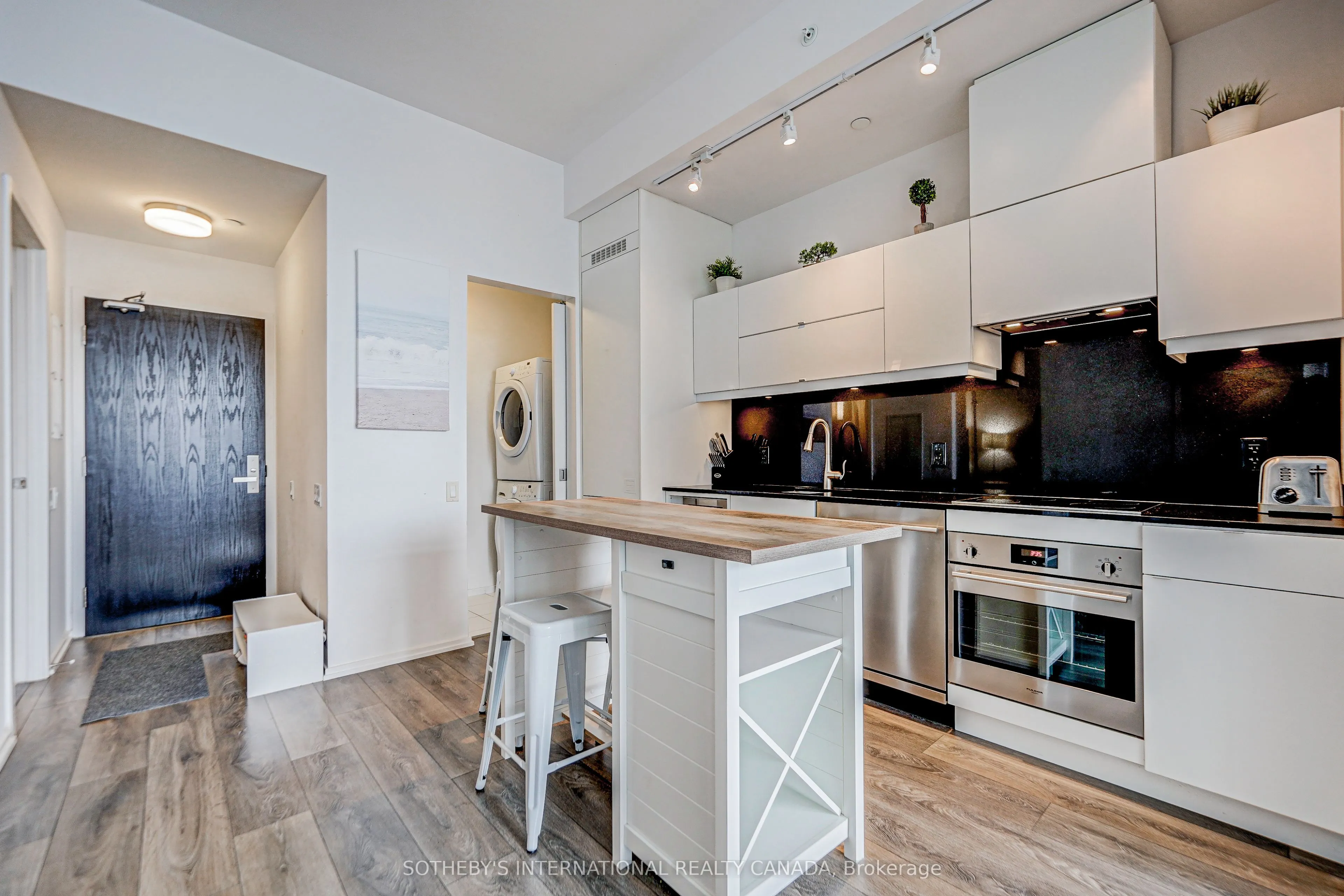 125 Peter Street, #506