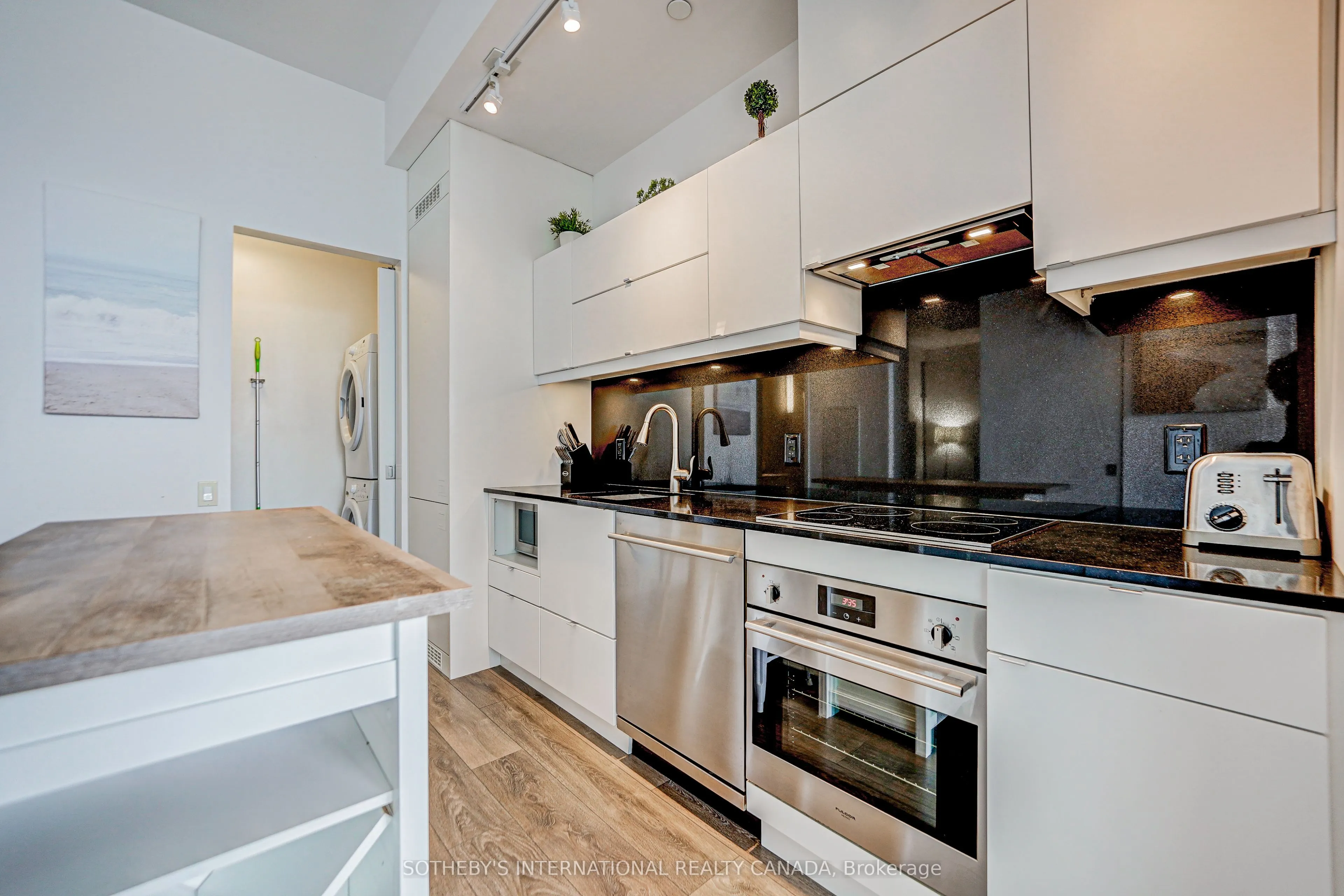 125 Peter Street, #506