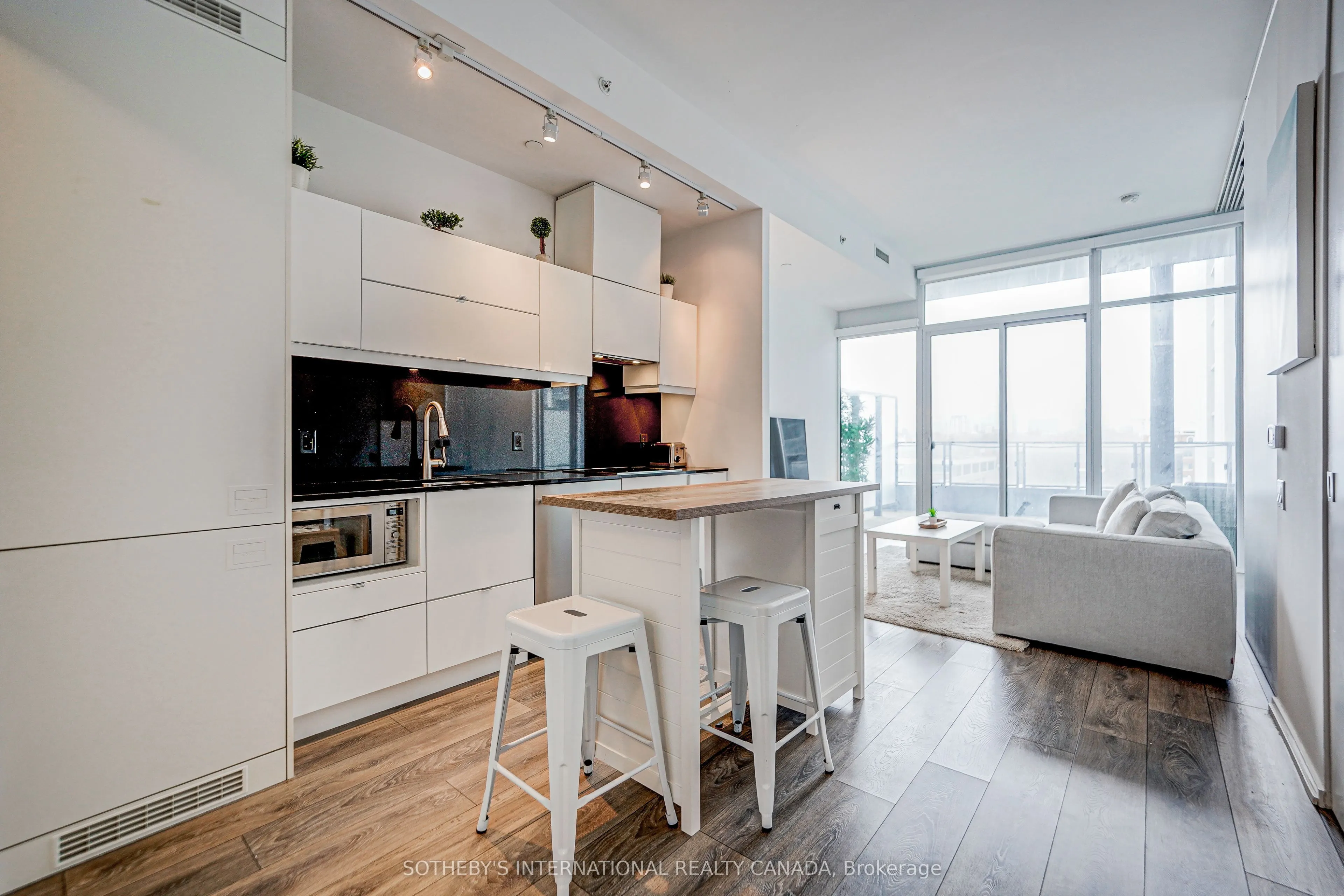 125 Peter Street, #506