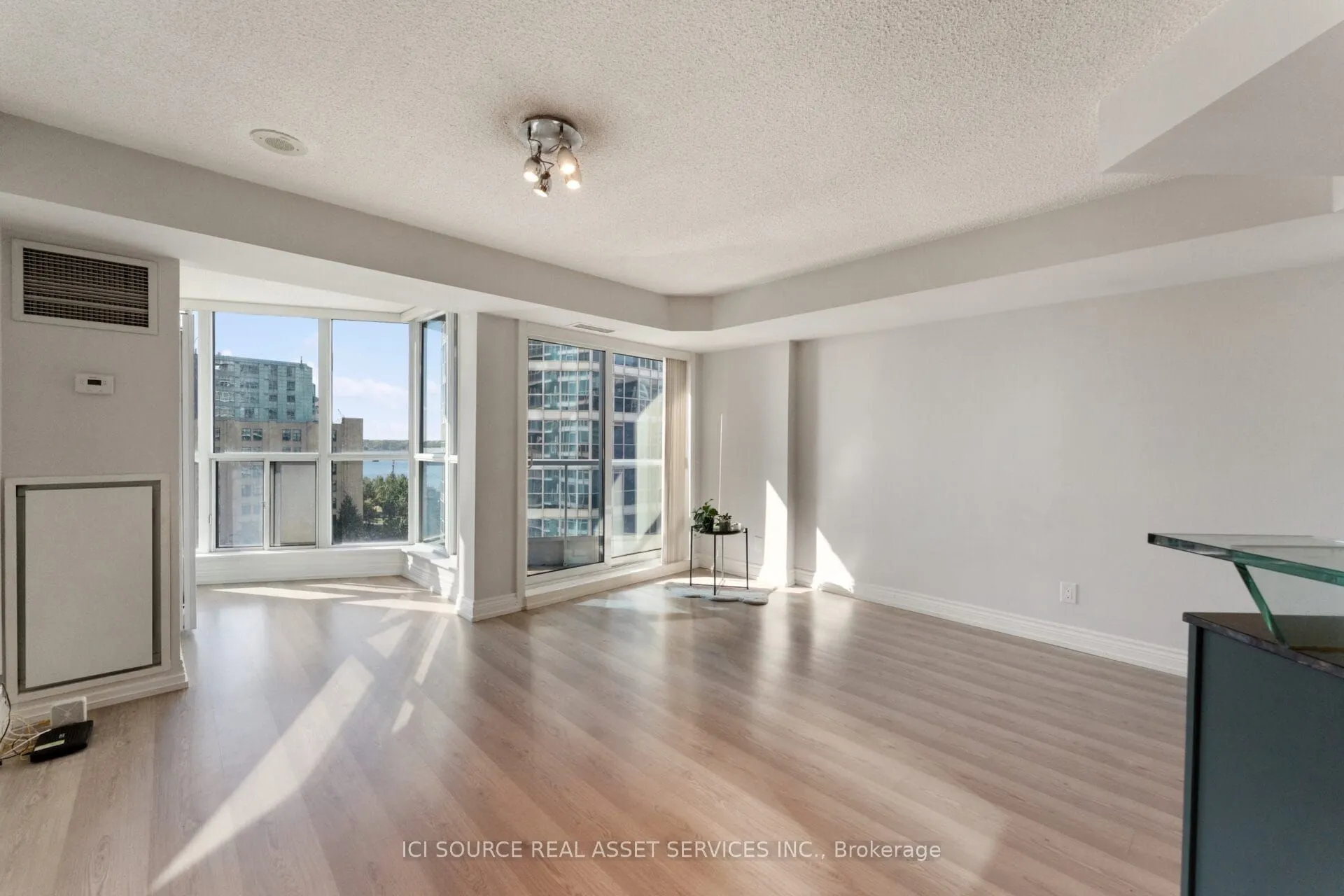 8 York Street, #911