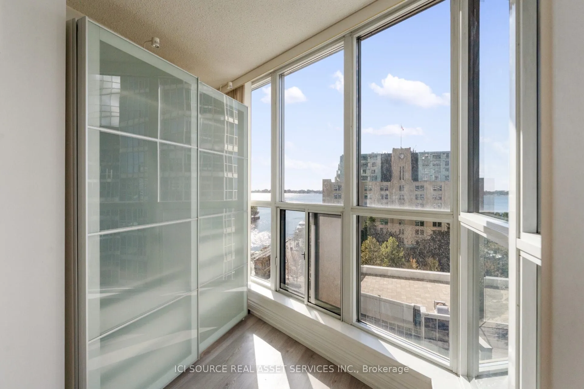 8 York Street, #911