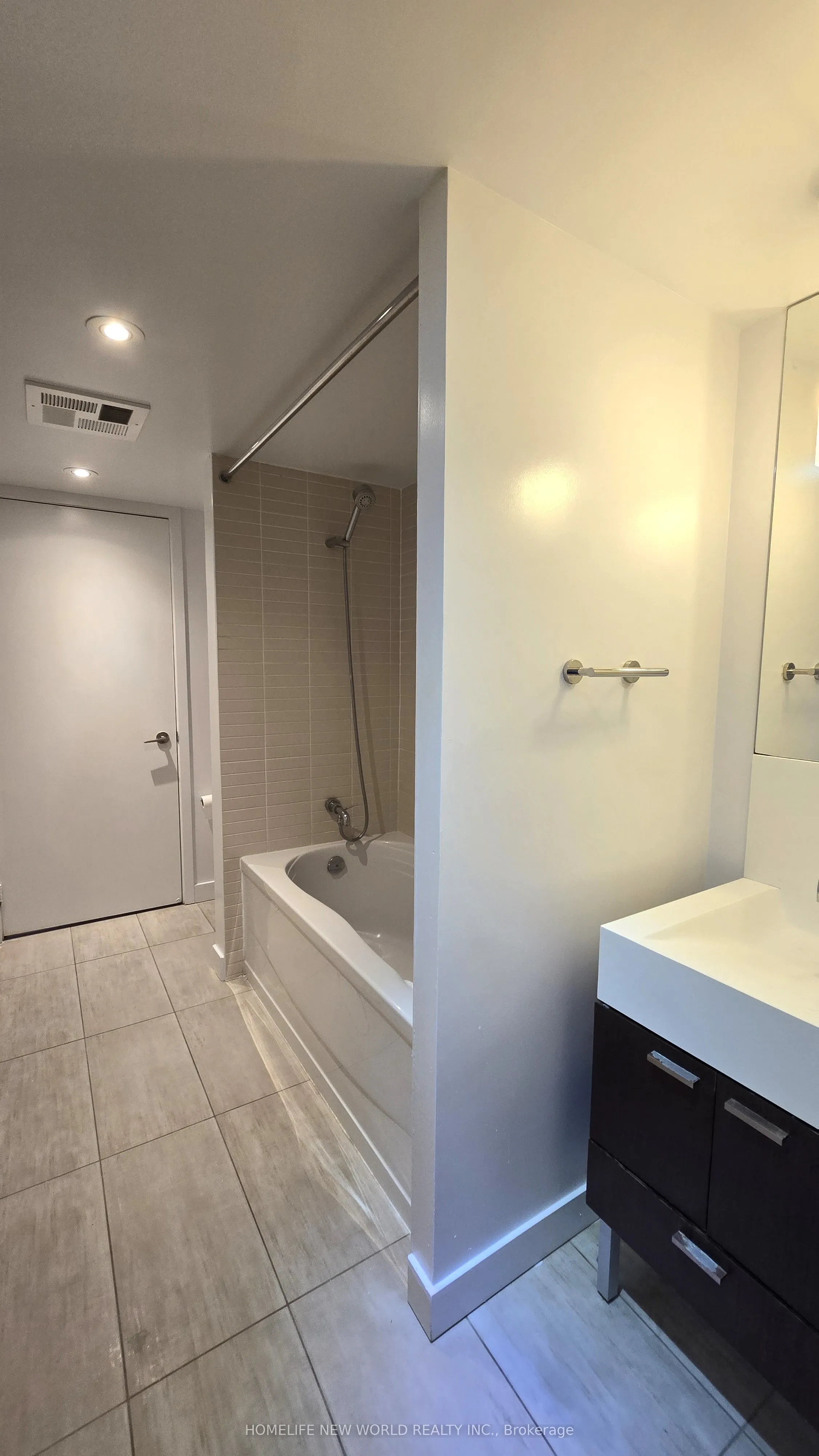 110 Charles Street E, #904