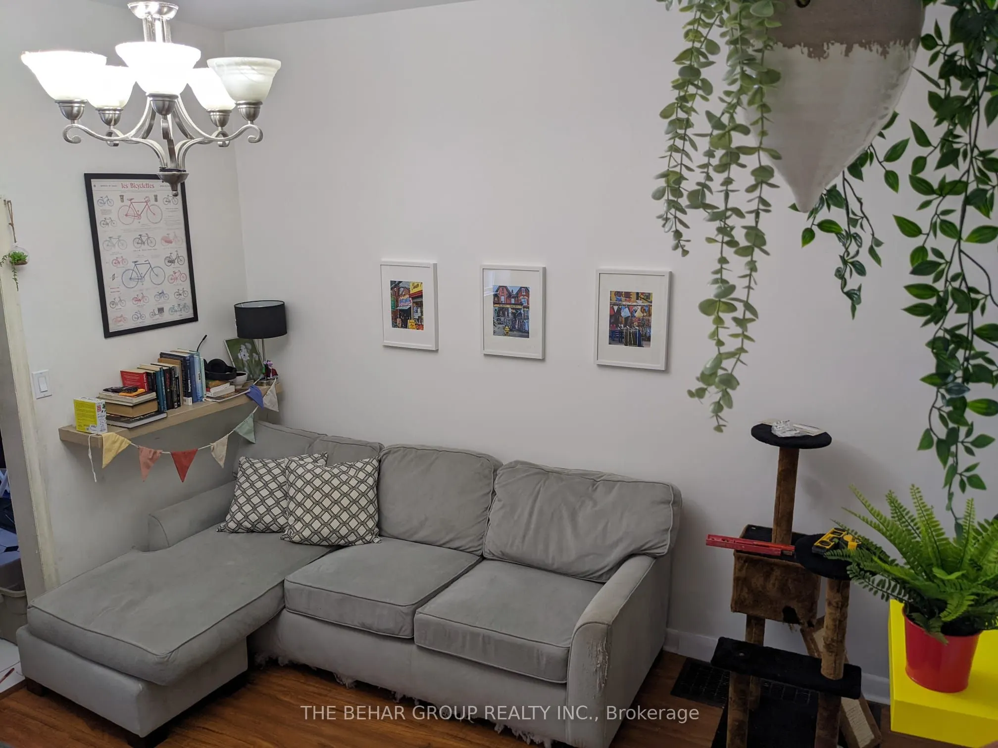 662 Dundas Street W, #Main Room
