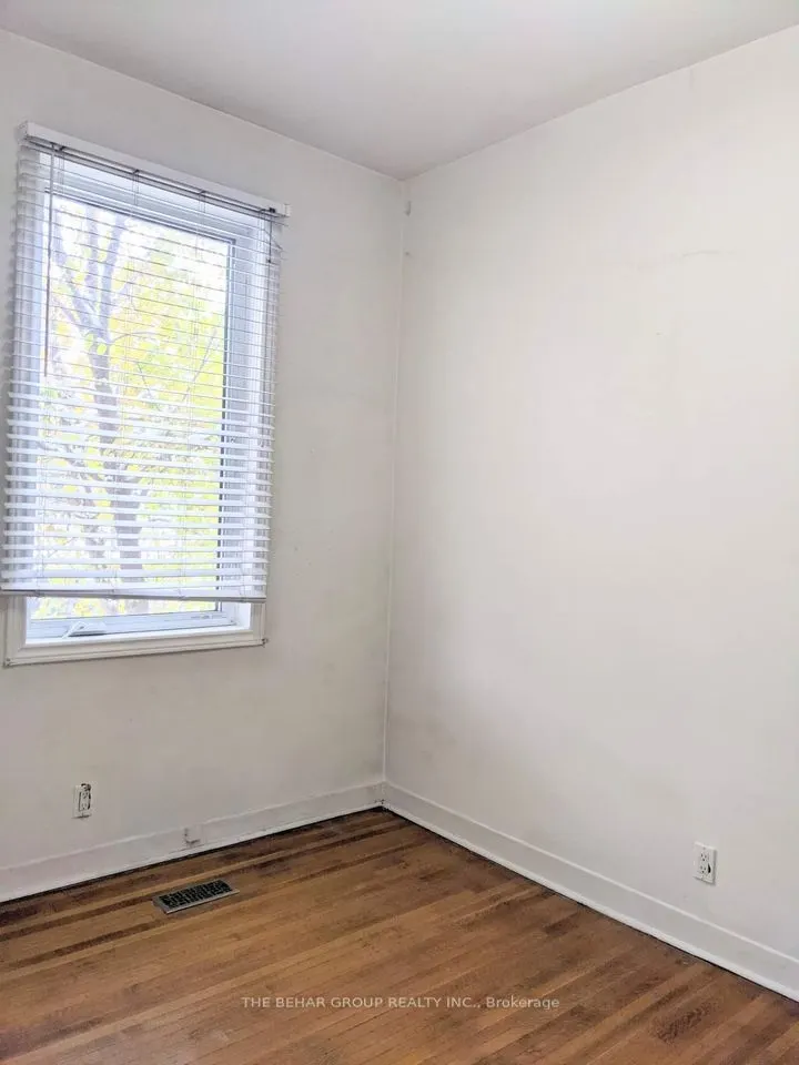 662 Dundas Street W, #Main Room