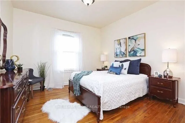662 Dundas Street W, #Main Room