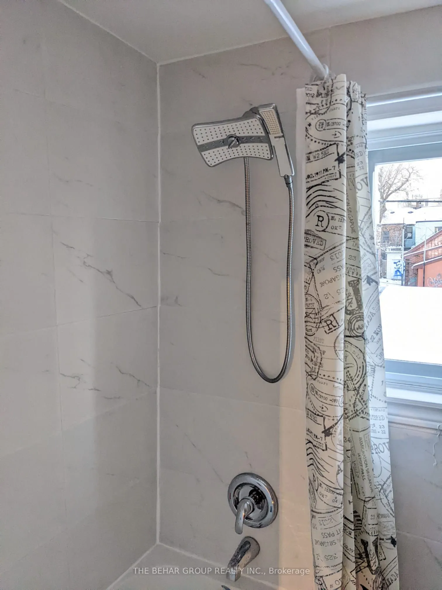 662 Dundas Street W, #Main Room