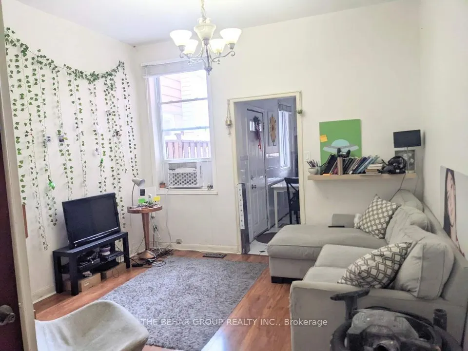 662 Dundas Street W, #Main Room