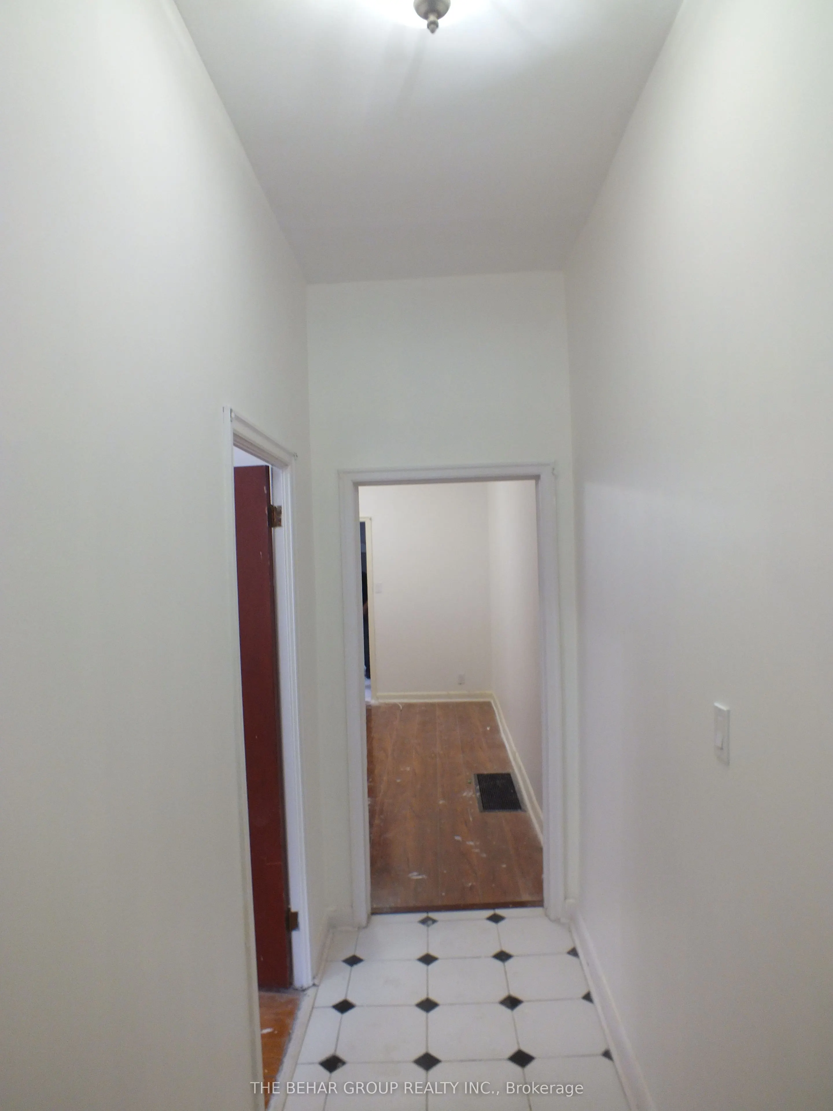 662 Dundas Street W, #Main Room