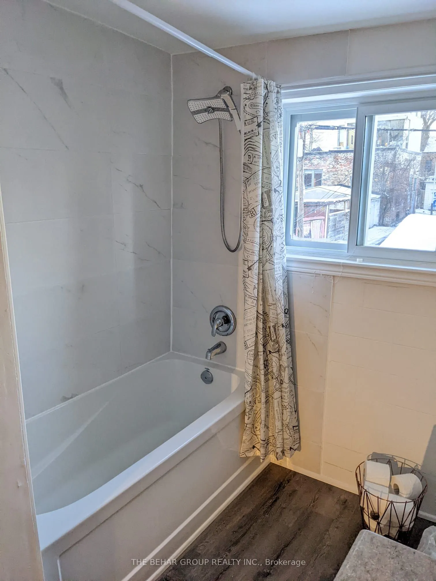 662 Dundas Street W, #Main Room
