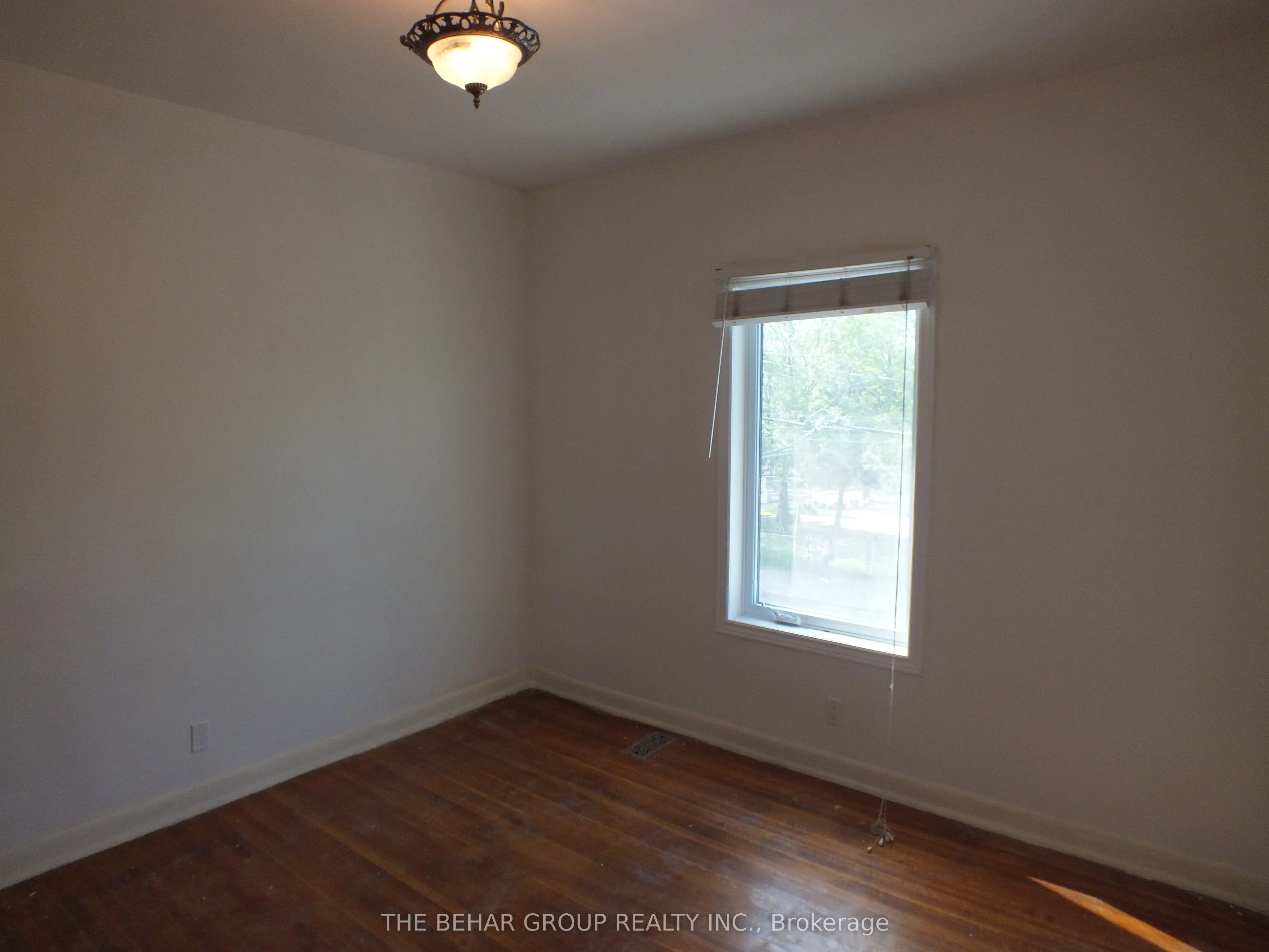 662 Dundas Street W, #Main Room