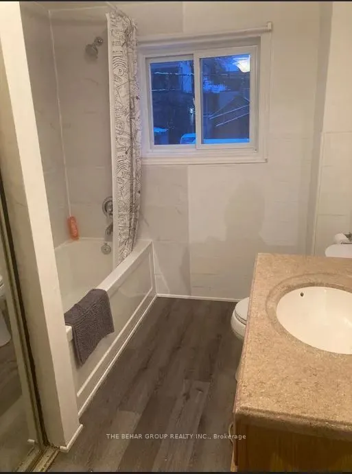 662 Dundas Street W, #Main Room