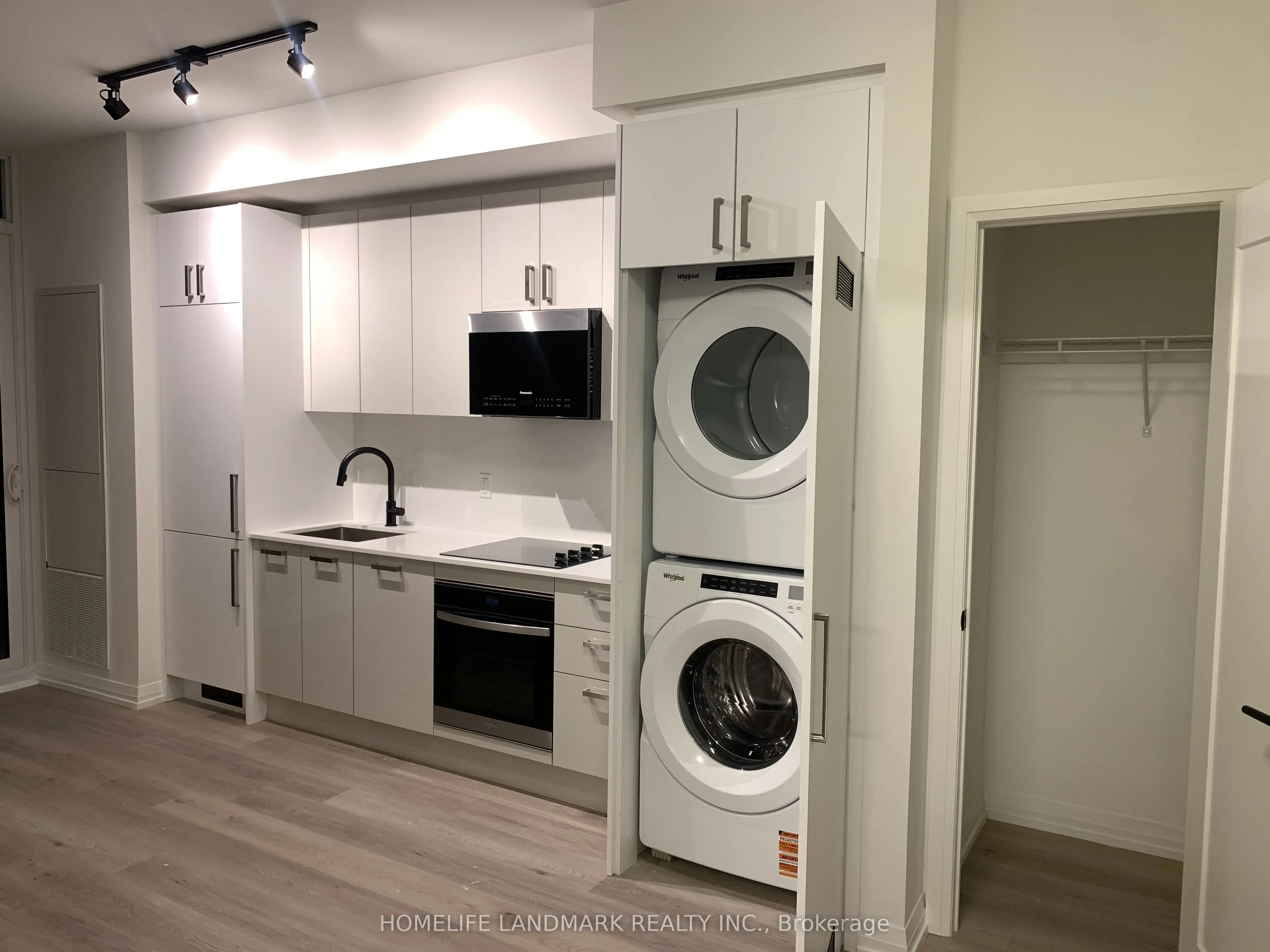 280 Dundas Street W, #903
