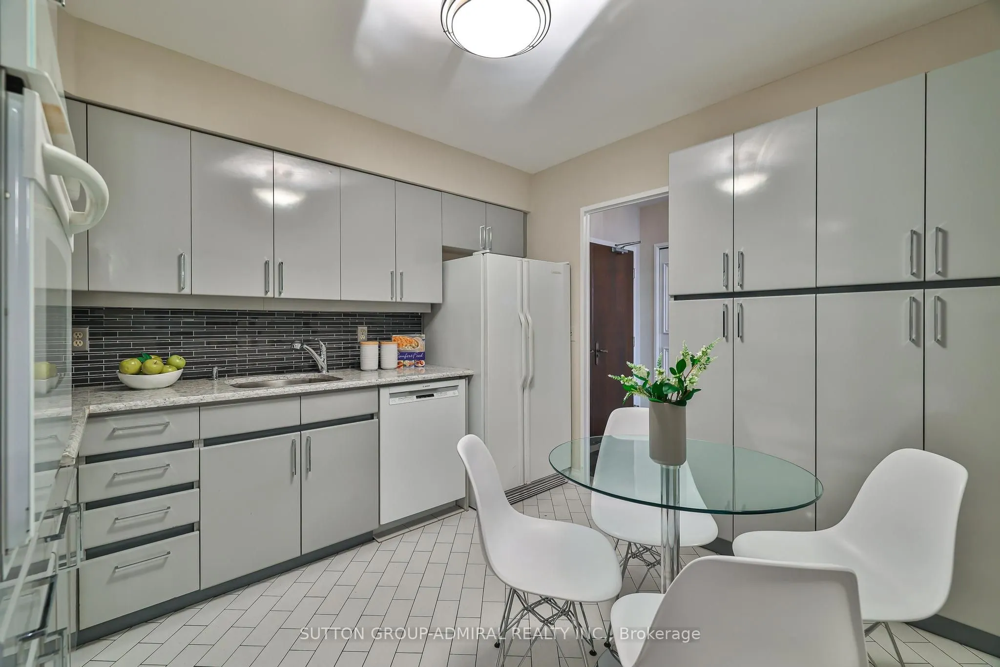 350 Lonsdale Road, #303