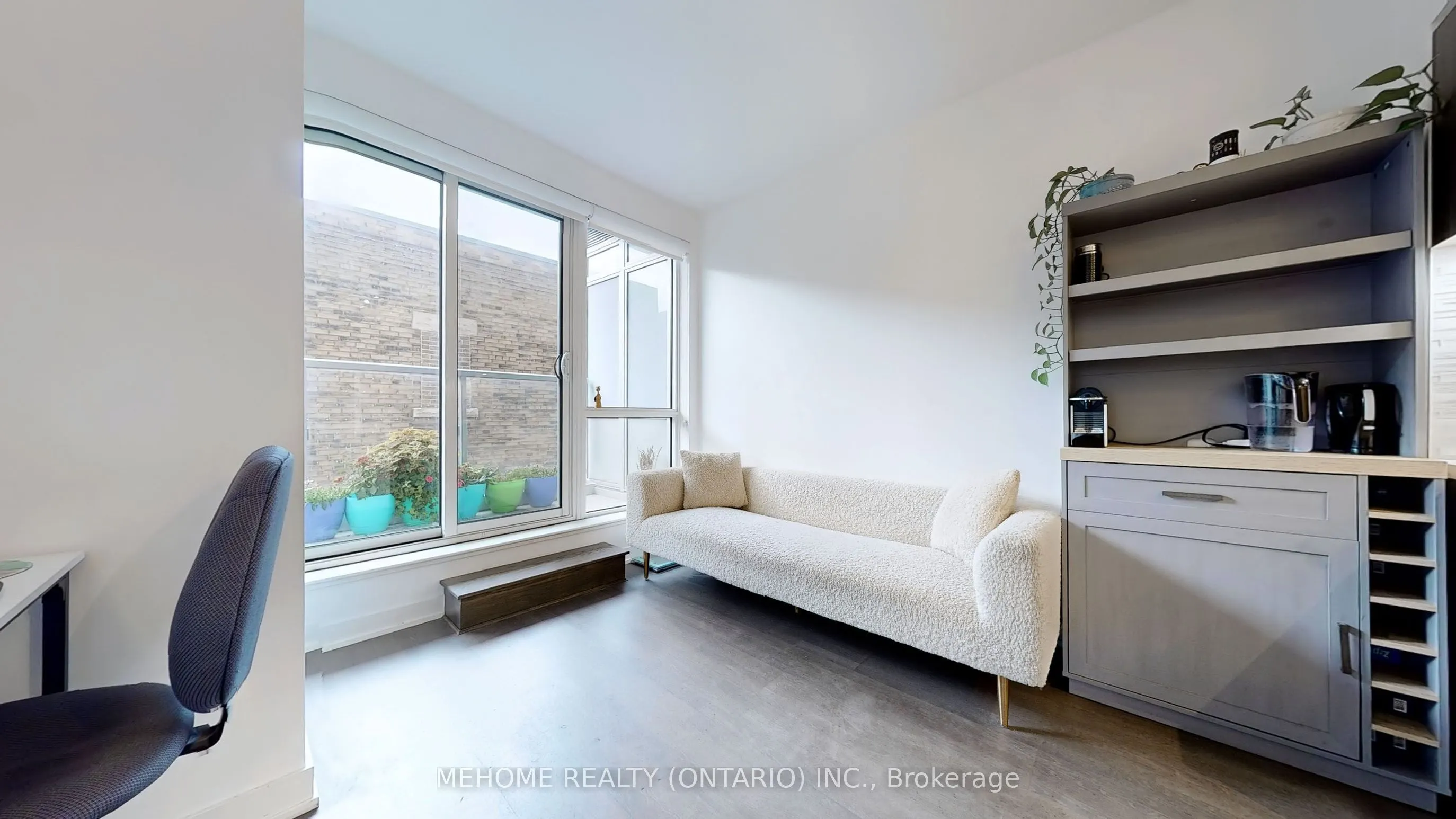 501 St. Clair Avenue W, #204