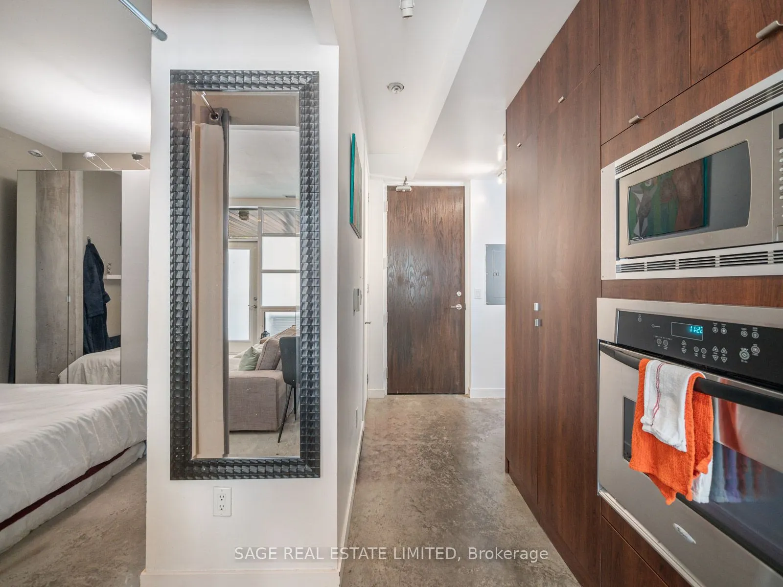 19 Brant Street W, #101