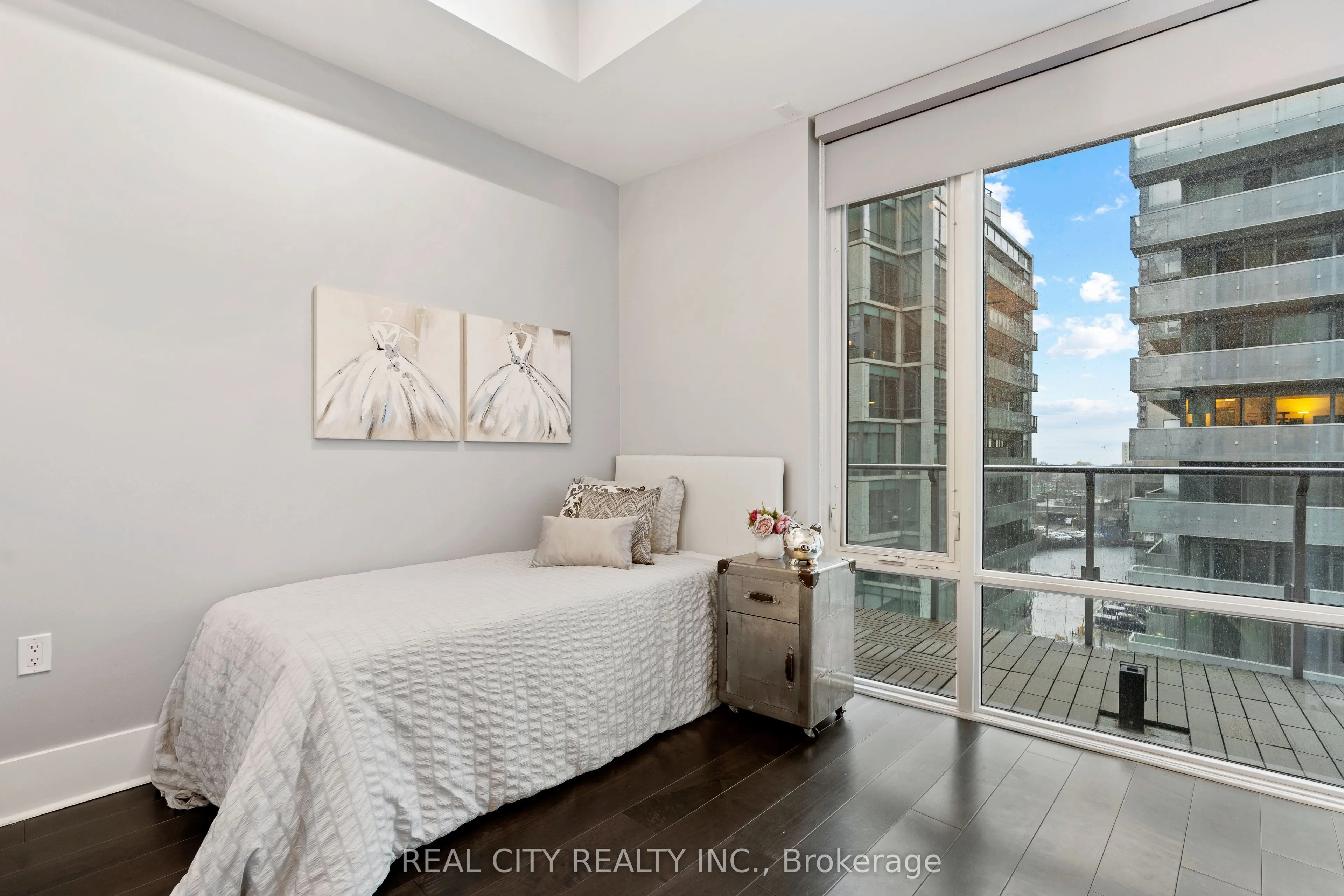 29 Queens Quay E, #626