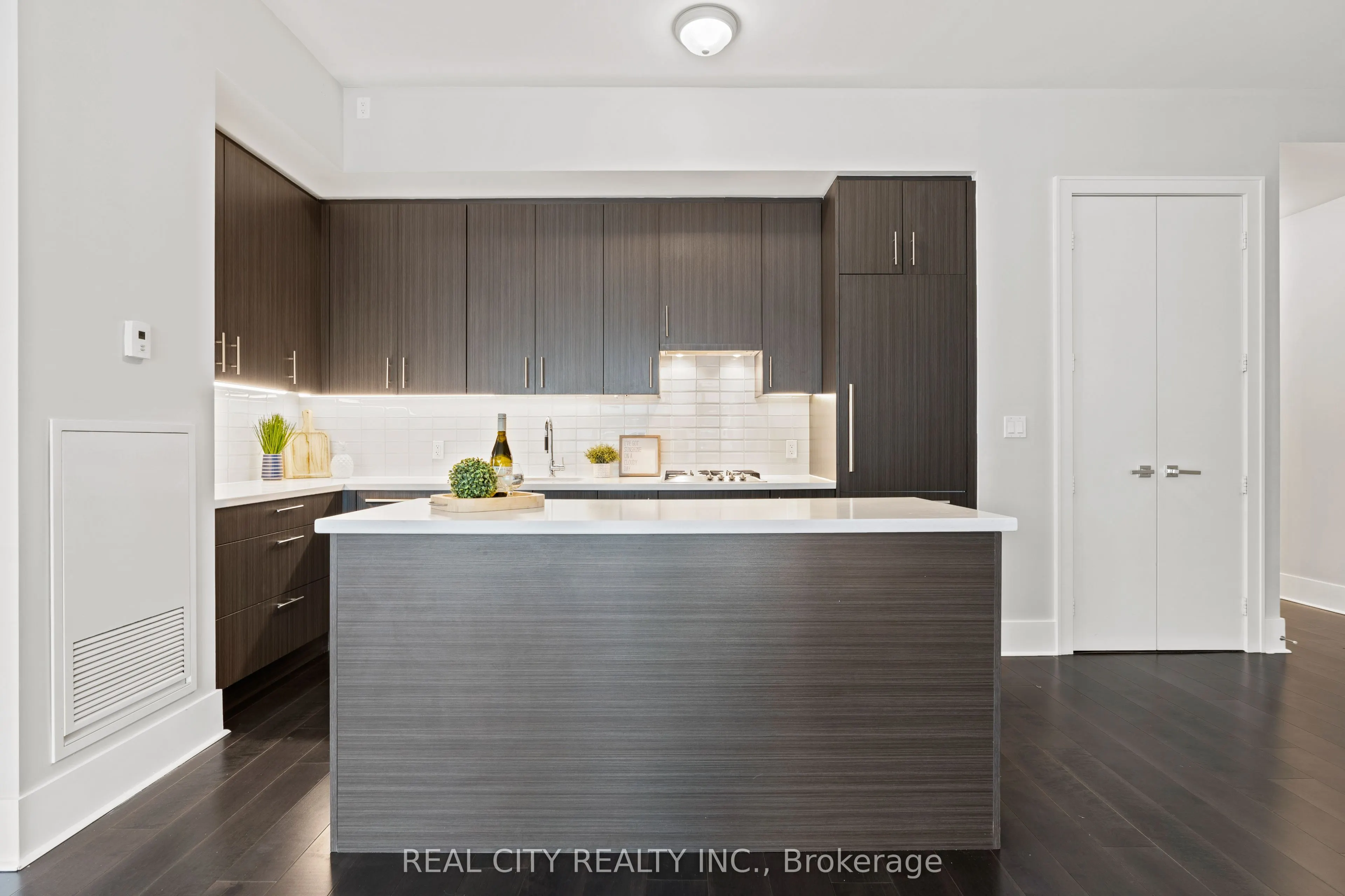 29 Queens Quay E, #626